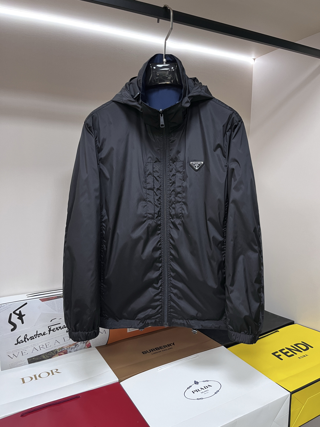 NO:127828,The main recommendation is Prada 2025ss early spring new style released double-sided hooded jacket jacket, spring popular jacket, comfortable and slim, lazy and casual, combined with clean and simple colors, it is particularly durable, suitable for daily wear~ I love to launch sports items embellished with vitality prints to welcome the arrival of the warm season. Size M-3XL is complete with three standards, shipped the next day, the new H2025 model is first released, prada, prada, jackets & coats, jackets & coats, hats, alexander wang19860909主推 Prada 普拉达 2025ss早春新款发布双面穿连帽夹克外套,春季爆款外套,穿上就是舒适自在又显瘦的存在,慵懒而随性,结合干净简单的色系就特别耐看,适合日常穿着~倾情推出缀饰活力印花的运动单品,迎接温暖季节的到来. 尺码M-3XL 三标齐全 隔天出货 H2025新款首发,,prada,prada,jackets & coats,jackets & coats,hats,alexander wang,Men's clothing