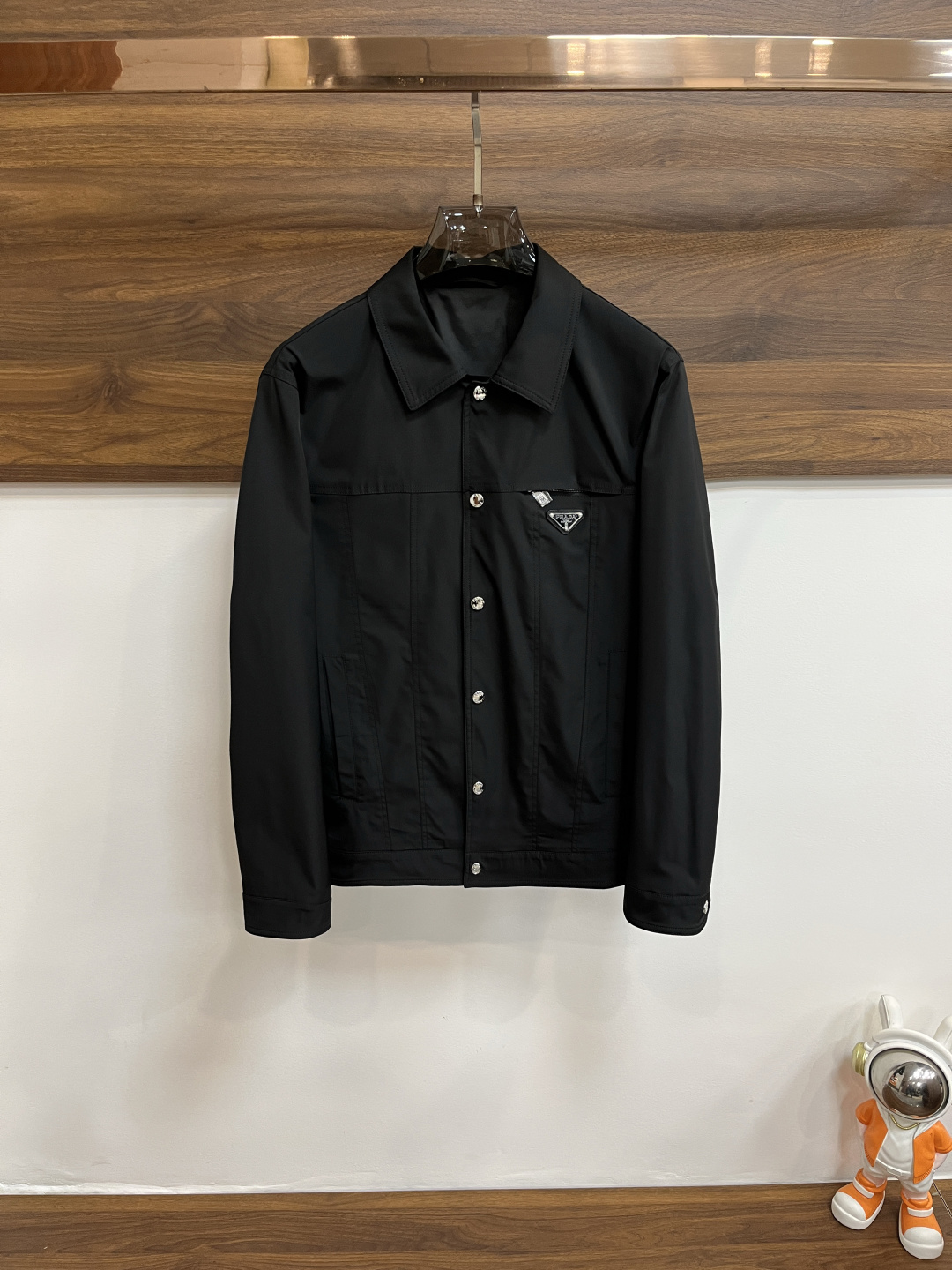 NO:135464,Prada 2025ss early spring new model released Prada lapel jacket, a hot spring jacket, it is comfortable and comfortable to wear, lazy and casual, combined with clean and simple colors, it is particularly durable, suitable for daily wear~ I love to launch sports items embellished with vitality prints to welcome the arrival of the warm season. Size M-3XL is complete with three standards, shipped the next day, the new H2025 model is first released, prada, prada, jackets & coats, jackets & coats, alexander wang19860909Prada 2025ss早春新款发布普拉达翻领夹克外套,春季爆款外套,穿上就是舒适自在又显瘦的存在,慵懒而随性,结合干净简单的色系就特别耐看,适合日常穿着~倾情推出缀饰活力印花的运动单品,迎接温暖季节的到来. 尺码M-3XL 三标齐全 隔天出货 H2025新款首发,,prada,prada,jackets & coats,jackets & coats,alexander wang,Men's clothing