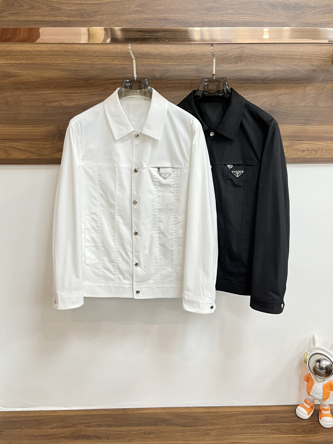 NO:127832,The main recommendation is Prada 2025ss early spring new model released Prada lapel jacket, a hot spring jacket, it is comfortable and comfortable to wear, lazy and casual, combined with clean and simple colors, it is particularly durable, suitable for daily wear~ I love to launch sports items embellished with vitality prints to welcome the arrival of the warm season. Size M-3XL is complete with three standards, shipped the next day, the new H2025 model is first released, prada, prada, jackets & coats, jackets & coats, alexander wang19860909主推 Prada 2025ss早春新款发布普拉达翻领夹克外套,春季爆款外套,穿上就是舒适自在又显瘦的存在,慵懒而随性,结合干净简单的色系就特别耐看,适合日常穿着~倾情推出缀饰活力印花的运动单品,迎接温暖季节的到来. 尺码M-3XL 三标齐全 隔天出货 H2025新款首发,,prada,prada,jackets & coats,jackets & coats,alexander wang,Men's clothing