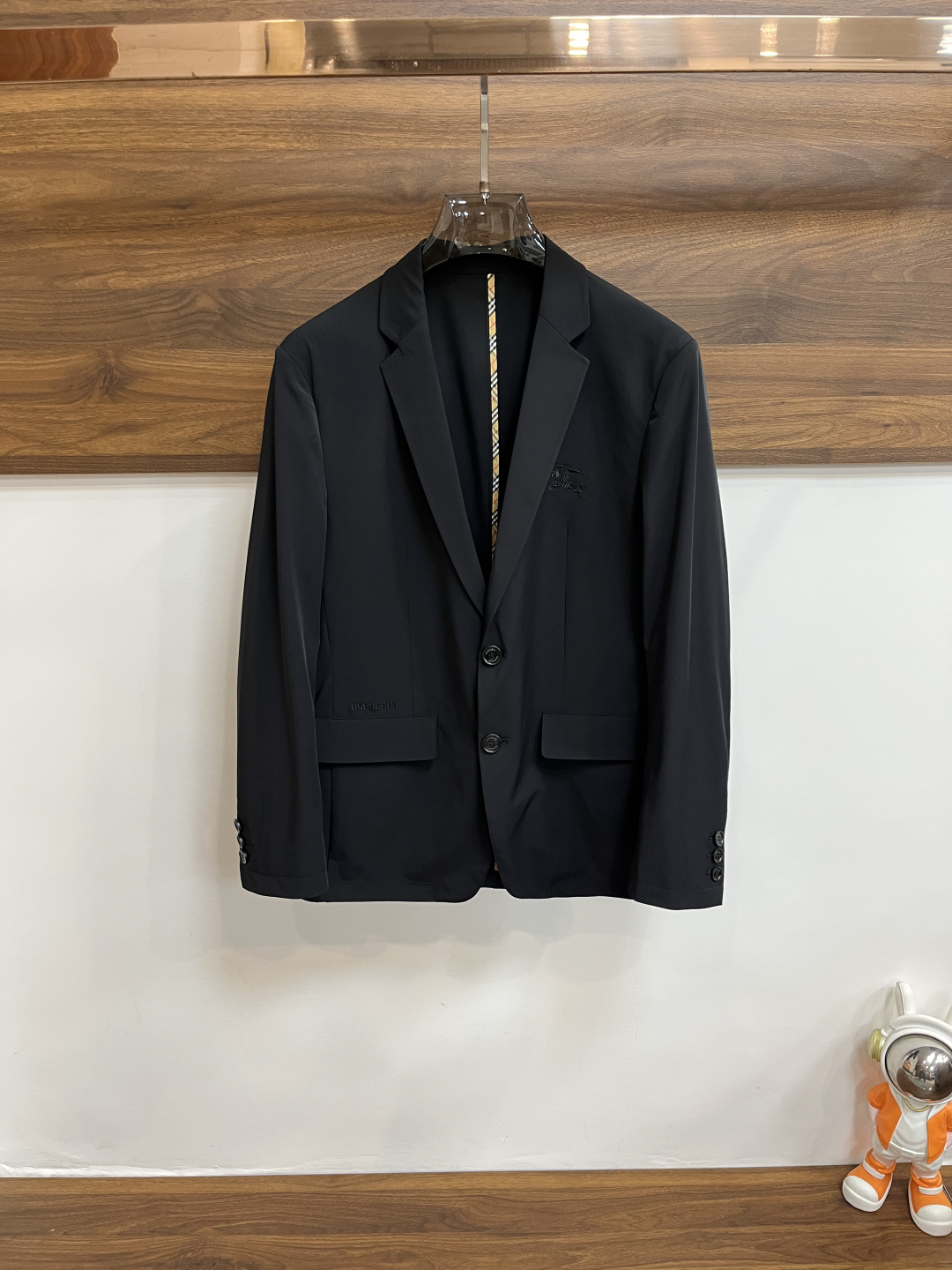 NO:149782,The main recommendation Burberry 2025ss early spring new style released Burberry suit jacket, a hot spring single jacket, it is comfortable and slim, lazy and casual, combined with clean and simple colors, it is particularly pleasing to look, suitable for daily wear~ I love to launch sports items embellished with vitality prints to welcome the arrival of the warm season. Size M-3XL is complete with three standards, shipped the next day, the new H2025 model is first released, burberry, burberry, jackets & coats, business suit, alexander wang19860909主推 Burberry 2025ss早春新款发布巴宝莉西装外套,春季爆款单西外套,穿上就是舒适自在又显瘦的存在,慵懒而随性,结合干净简单的色系就特别耐看,适合日常穿着~倾情推出缀饰活力印花的运动单品,迎接温暖季节的到来. 尺码M-3XL 三标齐全 隔天出货 H2025新款首发,,burberry,burberry,jackets & coats,business suit,alexander wang,Men's clothing