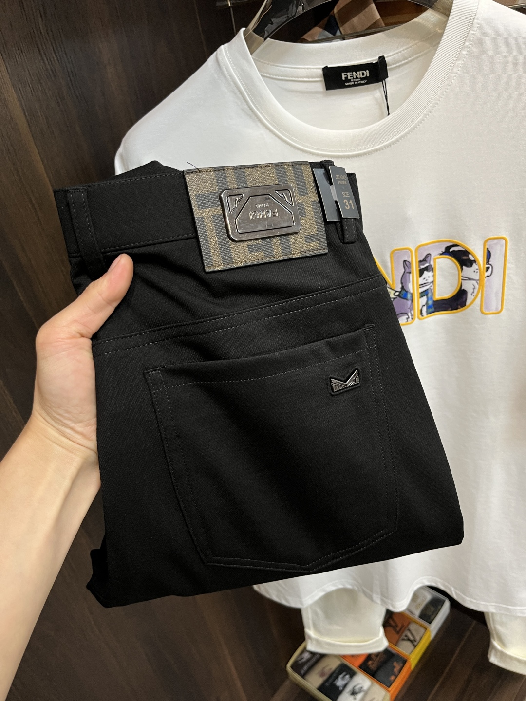 NO:152881,The main recommendation Fendi exclusively offers new styles of fashion men's fashionable casual pants, high-end European version original single pants, trendy and fashionable casual pants, breathable and comfortable, impeccable details, brand element design concept, reflecting high quality. It presents casual cut, and the upper body style is superb!  Number of codes 29-38 (no 35 37) H new model first release, fendi, fendi, alexander wang19860909主推 Fendi 独家专供新款芬迪潮男时尚休闲裤,高端欧版原单裤子,潮流时尚休闲裤子 透气舒适度高,细节无可挑剔,品牌元素设计理念,体现高品质.呈现休闲裁剪,上身版型超赞！ 码数29-38（无35 37） H新款首发,,fendi,fendi,alexander wang,Men's clothing