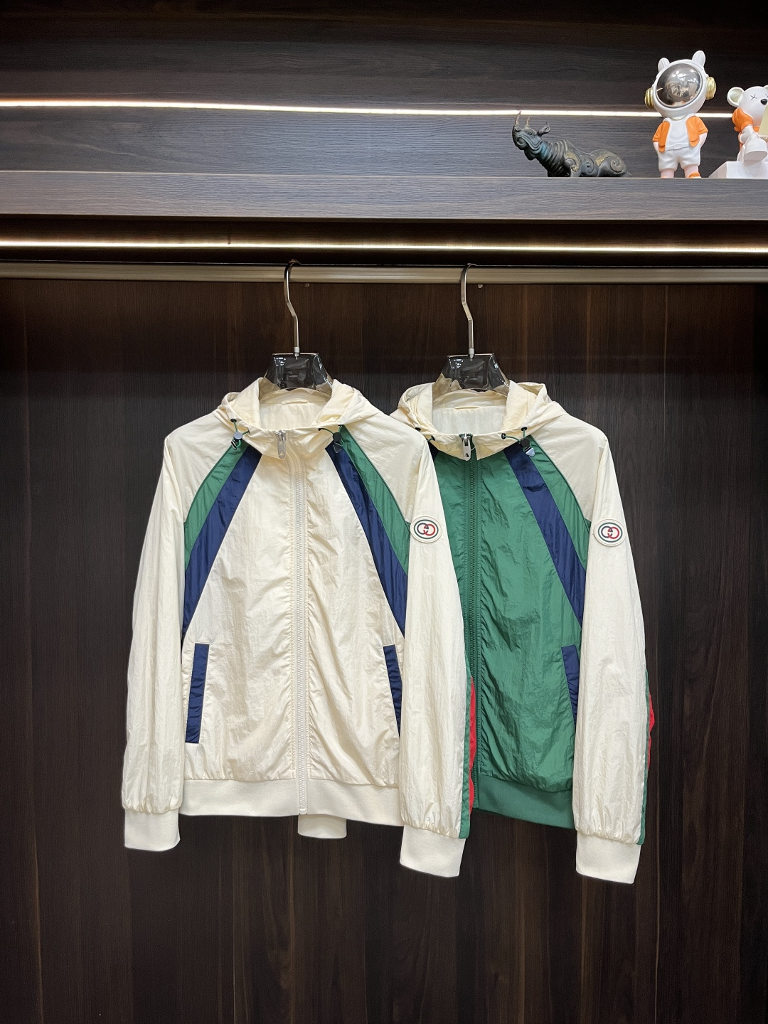 NO:133036,The main recommendation Gucci 2025ss early spring new model released Gucci hooded jacket, a hot spring jacket, it is comfortable and comfortable to wear, lazy and casual, combined with clean and simple colors, it is particularly pleasing to look, suitable for daily wear~ I love to launch sports items embellished with vitality prints to welcome the arrival of the warm season. Size M-3XL H2025 new model is launched, gucci, gucci, jackets & coats, hats, alexander wang19860909主推 Gucci 2025ss早春新款发布古驰连帽外套,春季爆款外套,穿上就是舒适自在又显瘦的存在,慵懒而随性,结合干净简单的色系就特别耐看,适合日常穿着~倾情推出缀饰活力印花的运动单品,迎接温暖季节的到来. 尺码M-3XL H2025新款首发,,gucci,gucci,jackets & coats,hats,alexander wang,Men's clothing