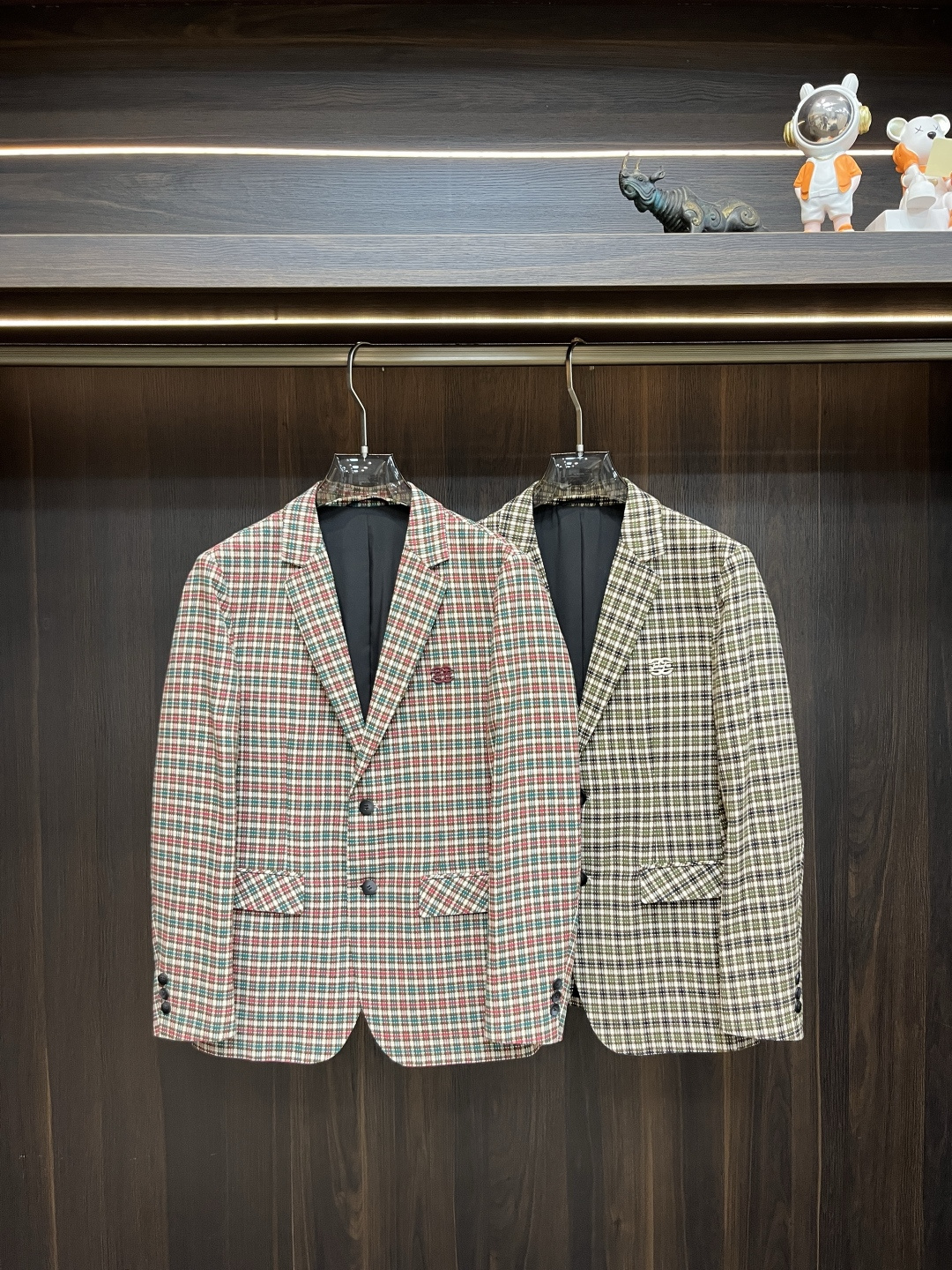 NO:131630,The main recommendation Gucci Ss is the new model of early spring. Gucci fashion trendy casual suit jacket is a hot spring jacket. It is comfortable and comfortable to wear. It is lazy and casual. It is particularly pleasing to look at the clean and simple color combination. It is suitable for daily wear. It is passionately launched sports items embellished with vitality prints to welcome the arrival of the warm season. Size M-3XL H is the first to release new models, gucci, gucci, jackets & coats, business suit, alexander wang19860909主推 Gucci ss早春新款发布古驰时尚潮流休闲西装外套,春季爆款外套,穿上就是舒适自在又显瘦的存在,慵懒而随性,结合干净简单的色系就特别耐看,适合日常穿着~倾情推出缀饰活力印花的运动单品,迎接温暖季节的到来. 尺码M-3XL H新款首发,,gucci,gucci,jackets & coats,business suit,alexander wang,Men's clothing