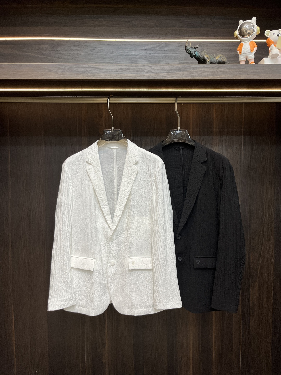 NO:131632,The main recommendation is Dior Ss's early spring new model released Dior fashion trend casual suit jacket, spring popular jacket, comfortable and slim, lazy and casual, combined with clean and simple colors, it is particularly durable, suitable for daily wear~ I love to launch sports items embellished with vitality prints to welcome the arrival of the warm season. Size M-3XL H new model is launched, dior, dior, jackets & coats, business suit, alexander wang19860909主推 Dior ss早春新款发布迪奥时尚潮流休闲西装外套,春季爆款外套,穿上就是舒适自在又显瘦的存在,慵懒而随性,结合干净简单的色系就特别耐看,适合日常穿着~倾情推出缀饰活力印花的运动单品,迎接温暖季节的到来. 尺码M-3XL H新款首发,,dior,dior,jackets & coats,business suit,alexander wang,Men's clothing