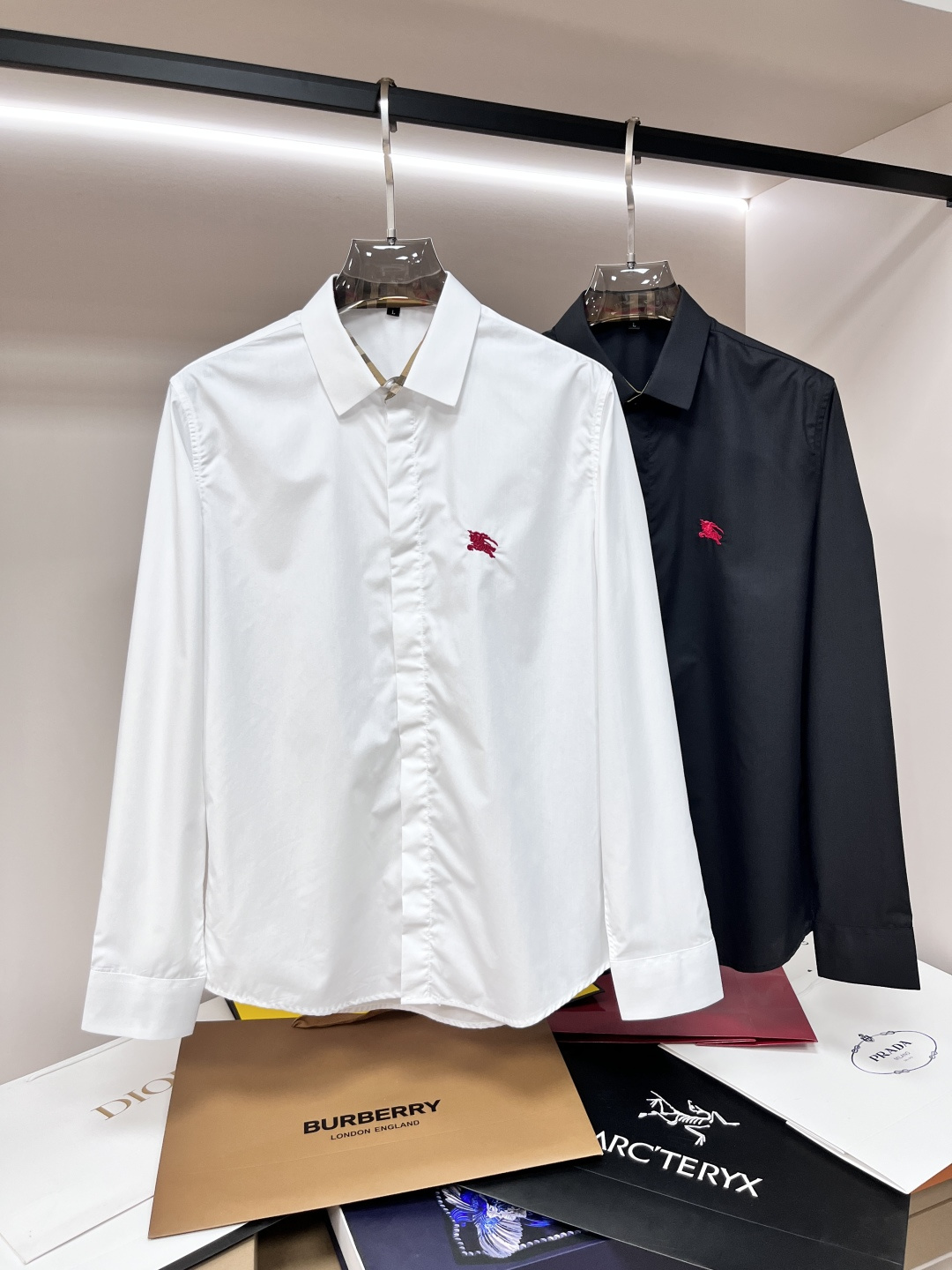 NO:134404,The main recommendation is Burberry, exclusively for new spring fashion casual shirts, long-sleeved embroidered shirts. High-end needle embroidery, high-end European version original single shirts, breathable and comfortable, impeccable details, brand element design concept, reflecting high quality. It presents casual cut, and the upper body style is superb!  Code Number M-3XL H2025 new model first launch, burberry, burberry, shirts, alexander wang19860909主推 Burberry 巴宝莉 独家专供春季新款时尚休闲衬衫,长袖刺绣衬衫.高级密针刺绣、高端欧版原单衬衫,透气舒适度高,细节无可挑剔,品牌元素设计理念,体现高品质.呈现休闲裁剪,上身版型超赞！码数M-3XL H2025新款首发,,burberry,burberry,shirts,alexander wang,Men's clothing