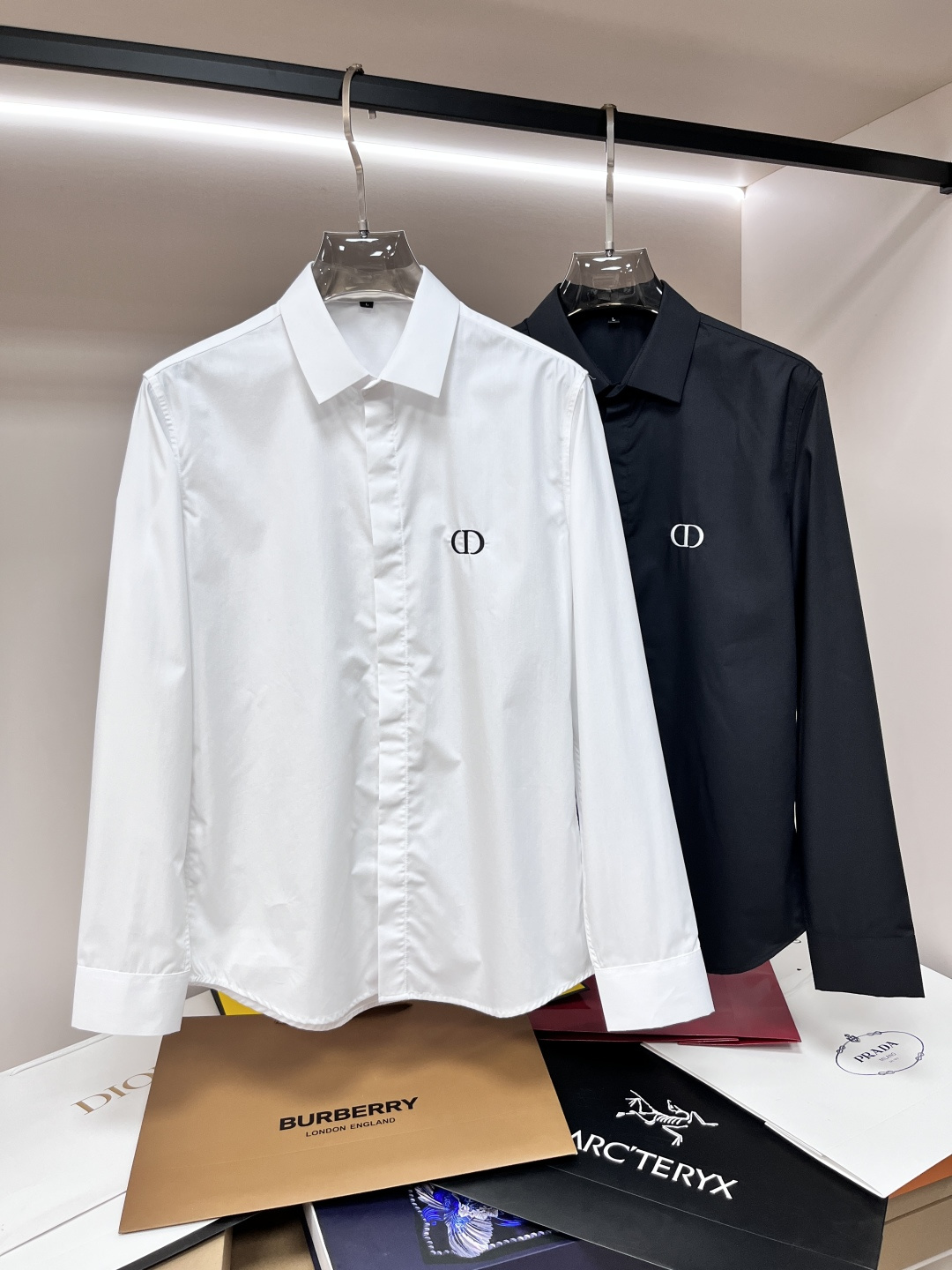 NO:134405,The main recommendation is Dior. It is exclusively designed for new spring fashion casual shirts, long-sleeved embroidered shirts. High-end needle embroidery, high-end European version original single shirts, breathable and comfortable, impeccable details, brand elements design concept, reflecting high quality. It presents casual cut, and the upper body style is excellent!  Code Number M-3XL H2025 new model first release, dior, dior, shirts, alexander wang19860909主推 Dior 迪奥 独家专供春季新款时尚休闲衬衫,长袖刺绣衬衫.高级密针刺绣、高端欧版原单衬衫,透气舒适度高,细节无可挑剔,品牌元素设计理念,体现高品质.呈现休闲裁剪,上身版型超赞！码数M-3XL H2025新款首发,,dior,dior,shirts,alexander wang,Men's clothing