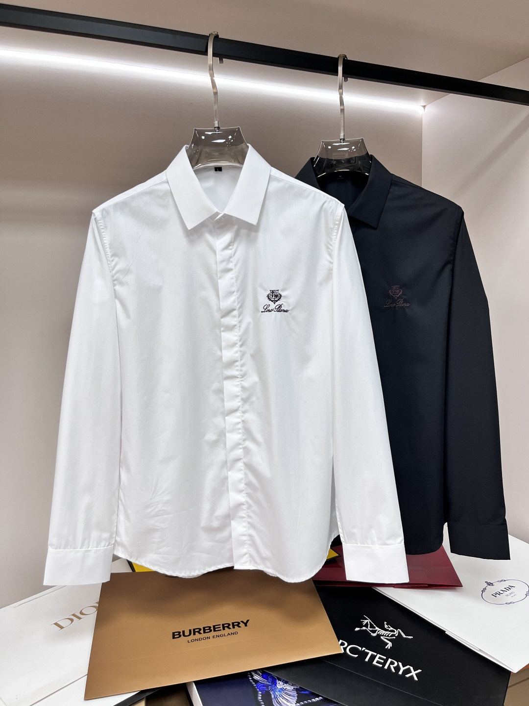 NO:134407,The main recommendation is LP exclusively for new spring fashion casual shirts, long-sleeved embroidered shirts. High-end tight-needle embroidery, high-end European version original single shirts, breathable and comfortable, impeccable details, brand element design concept, reflecting high quality. It presents casual cut, and the upper body style is superb!  The new model of M-3XL H2025 is launched, loro piana,shirts,alexander wang19860909主推 LP 独家专供春季新款时尚休闲衬衫,长袖刺绣衬衫.高级密针刺绣、高端欧版原单衬衫,透气舒适度高,细节无可挑剔,品牌元素设计理念,体现高品质.呈现休闲裁剪,上身版型超赞！码数M-3XL H2025新款首发,,loro piana,shirts,alexander wang,Men's clothing