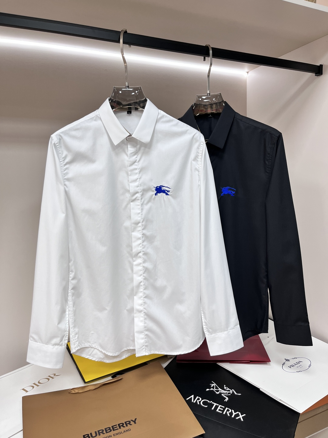 NO:134410,The main recommendation is Burberry, exclusively for new spring fashion casual shirts, long-sleeved embroidered shirts. High-end needle embroidery, high-end European version original single shirts, breathable and comfortable, impeccable details, brand element design concept, reflecting high quality. It presents casual cut, and the upper body style is superb!  Code Number M-3XL H2025 new model first launch, burberry, burberry, shirts, alexander wang19860909主推 Burberry 巴宝莉 独家专供春季新款时尚休闲衬衫,长袖刺绣衬衫.高级密针刺绣、高端欧版原单衬衫,透气舒适度高,细节无可挑剔,品牌元素设计理念,体现高品质.呈现休闲裁剪,上身版型超赞！码数M-3XL H2025新款首发,,burberry,burberry,shirts,alexander wang,Men's clothing