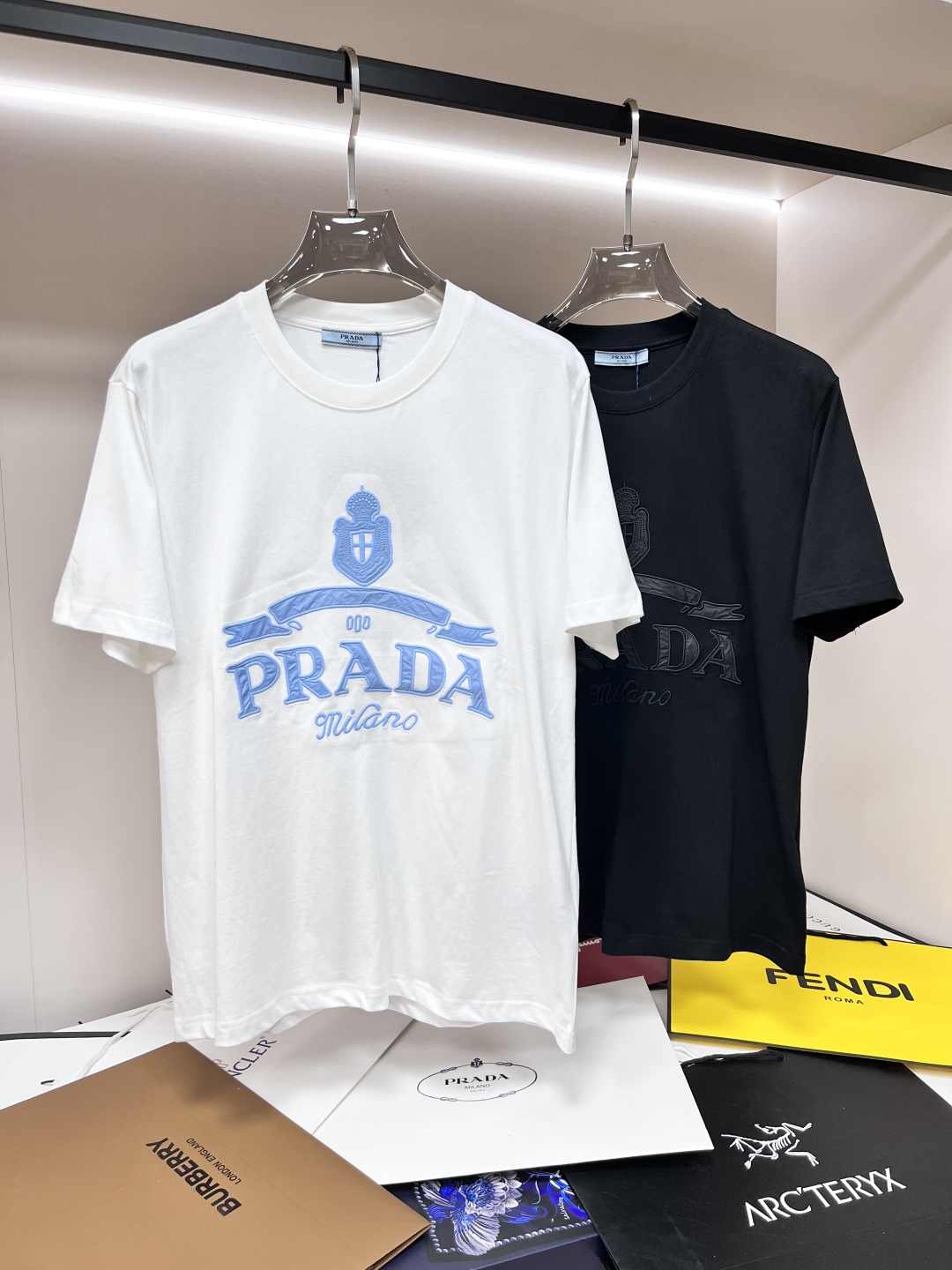 主推PZE Prada 独家专供春季新款普拉达时尚休闲圆领短袖，纯棉面料原单工艺高端欧版原单T恤，潮流时尚休闲半袖 透气舒适度高，细节无可挑剔，品牌元素设计理念，体现高品质。呈现休闲裁剪，上身版型超赞！码数：S-XXL\nH新款首发