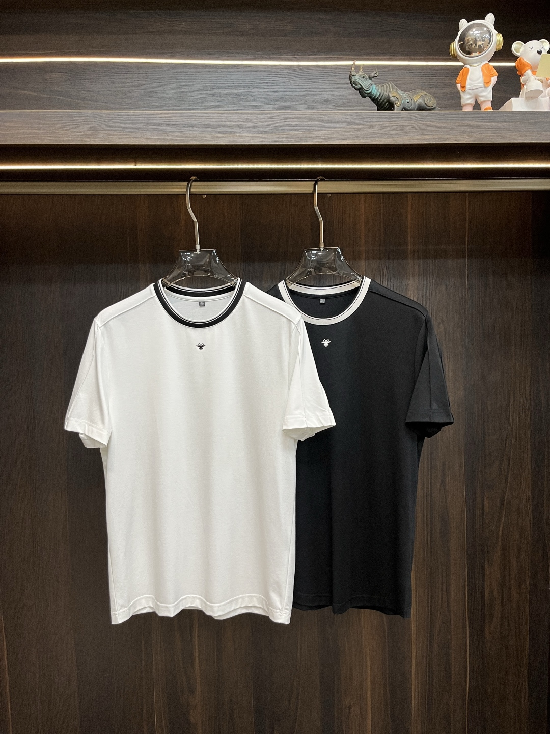 NO:127842,The main recommendation Dior is exclusively designed for the new spring model of Dior fashion casual round neck short sleeves, pure cotton fabric original single craft high-end European version original single T-shirt, trendy and fashionable casual half-sleeved, breathable and comfortable, impeccable details, brand element design concept, reflecting high quality. It presents casual cut, and the upper body style is superb!  Code Number M-XXXL H2025 new model first release, dior, dior, T-shirt, tees, t-shirt, alexander wang19860909主推 Dior 独家专供春季新款迪奥时尚休闲圆领短袖,纯棉面料原单工艺高端欧版原单T恤,潮流时尚休闲半袖 透气舒适度高,细节无可挑剔,品牌元素设计理念,体现高品质.呈现休闲裁剪,上身版型超赞！码数M-XXXL H2025新款首发,,dior,dior,T-shirt,tees，t-shirt,alexander wang,Men's clothing