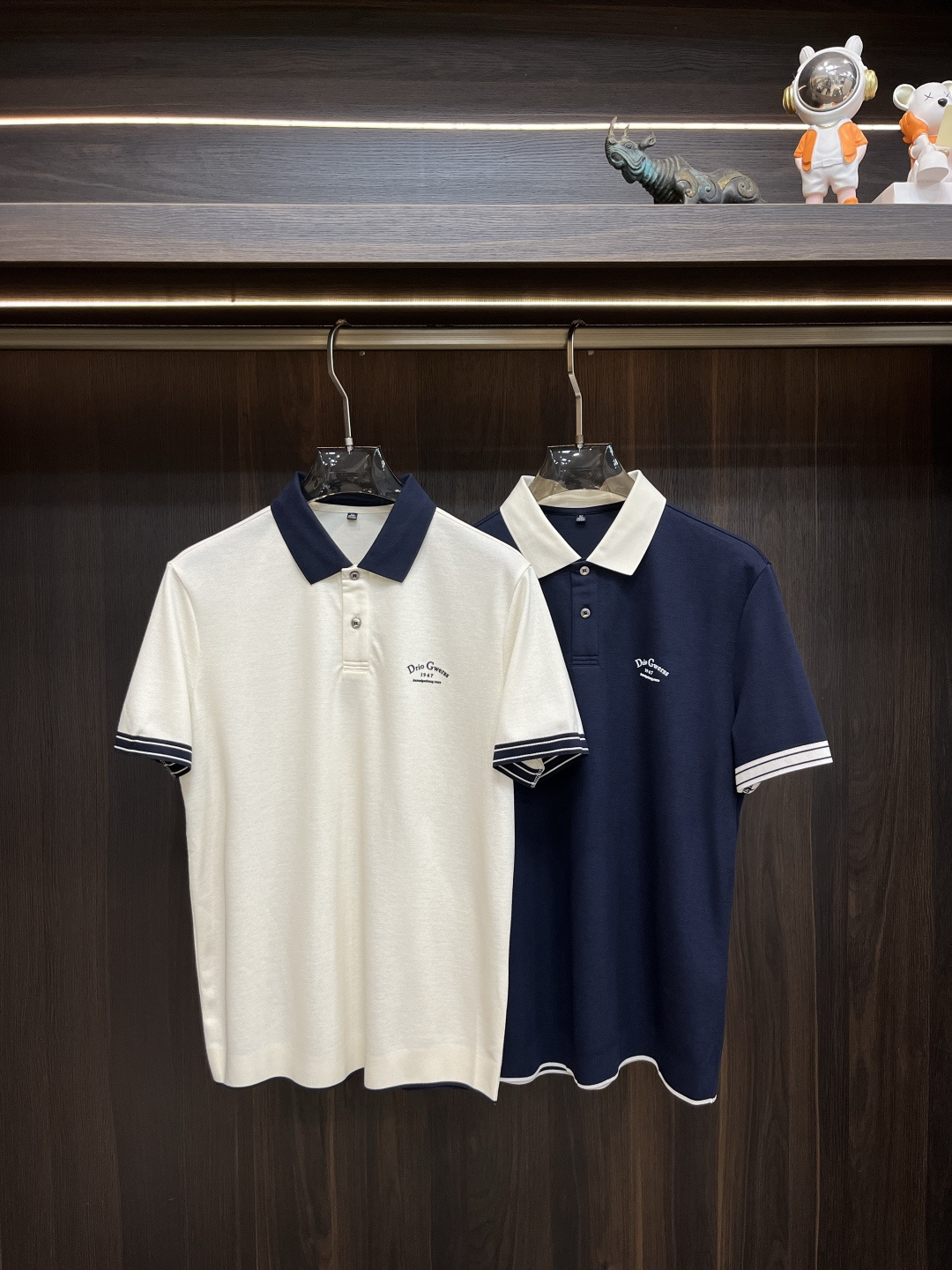 NO:127845,The main recommendation Dior is exclusively designed for the new spring style Dior fashion casual lapel short sleeves, pure cotton fabric original single craft high-end European version original single T-shirt, trendy and fashionable casual half-sleeved, breathable and comfortable, impeccable details, brand element design concept, reflecting high quality. It presents casual cut, and the upper body style is superb!  Code Number M-XXXL H2025 new model first release, dior, dior, T-shirt, tees, t-shirt, alexander wang19860909主推 Dior 独家专供春季新款迪奥时尚休闲翻领短袖,纯棉面料原单工艺高端欧版原单T恤,潮流时尚休闲半袖 透气舒适度高,细节无可挑剔,品牌元素设计理念,体现高品质.呈现休闲裁剪,上身版型超赞！码数M-XXXL H2025新款首发,,dior,dior,T-shirt,tees，t-shirt,alexander wang,Men's clothing