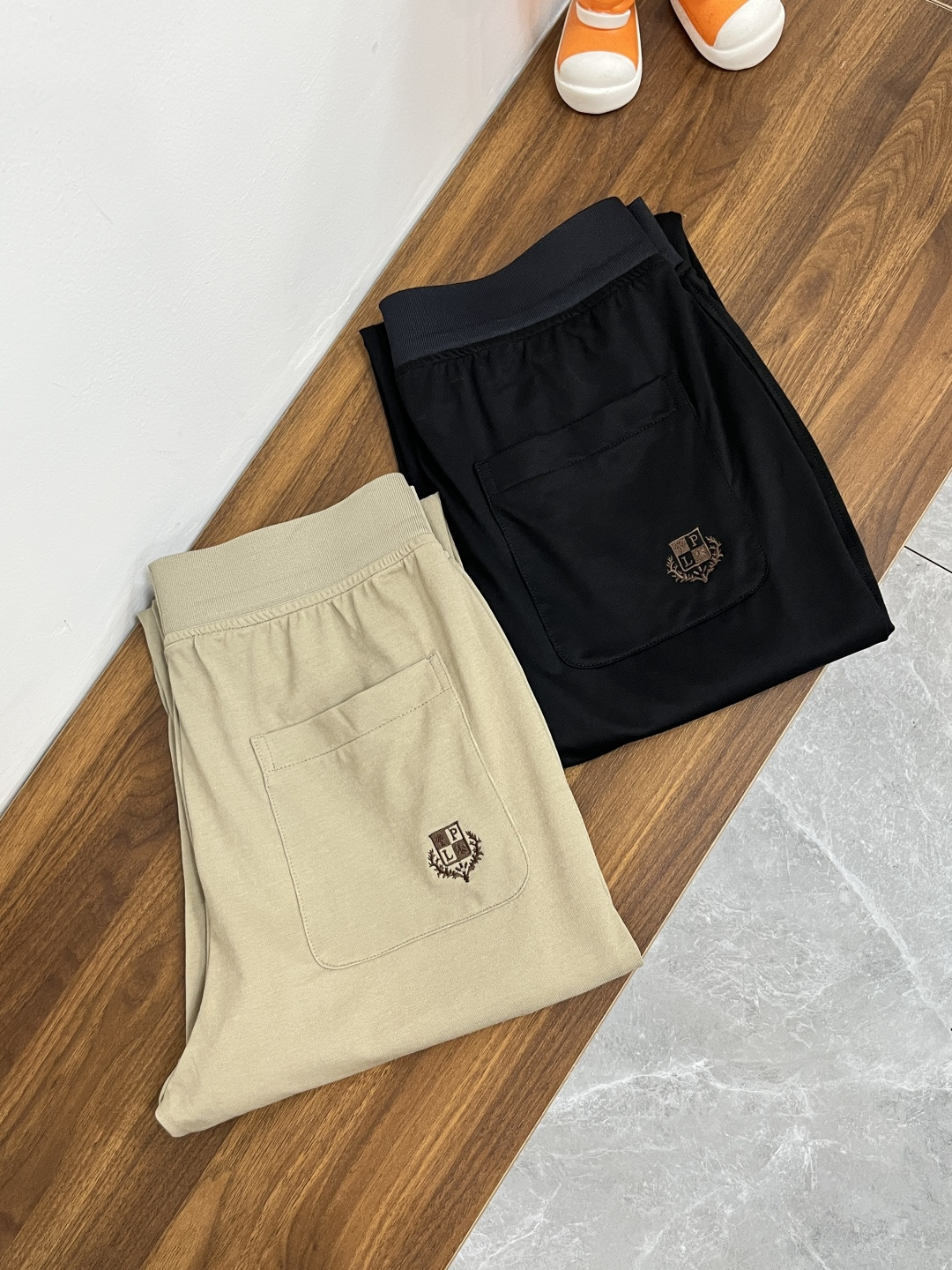 NO:127853,The main recommendation LP is exclusively available for new LP trendy men's fashionable casual pants, high-end European version original single pants, trendy and fashionable casual pants, breathable and comfortable, impeccable details, brand element design concept, reflecting high quality. It presents casual cut, and the upper body style is superb!  Number of codes 48-58 H2025 new model first release, loro piana, alexander wang19860909主推 LP 独家专供新款LP潮男时尚休闲裤,高端欧版原单裤子,潮流时尚休闲裤子 透气舒适度高,细节无可挑剔,品牌元素设计理念,体现高品质.呈现休闲裁剪,上身版型超赞！ 码数48-58 H2025新款首发,,loro piana,alexander wang,Men's clothing