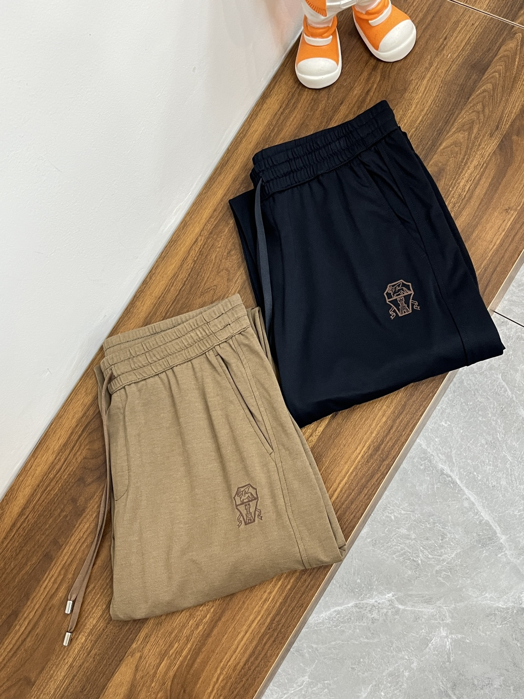 NO:127861,The main recommendation LP is exclusively available for new LP trendy men's fashionable casual pants, high-end European version original single pants, trendy and fashionable casual pants, high breathability and comfort, impeccable details, brand element design concept, reflecting high quality. It presents casual cut, and the upper body style is superb!  Number of codes 48-58 H2025 new model first release, loro piana, alexander wang19860909主推 LP 独家专供新款LP潮男时尚休闲裤,高端欧版原单裤子,潮流时尚休闲裤子 透气舒适度高,细节无可挑剔,品牌元素设计理念,体现高品质.呈现休闲裁剪,上身版型超赞！ 码数48-58 H2025新款首发,,loro piana,alexander wang,Men's clothing