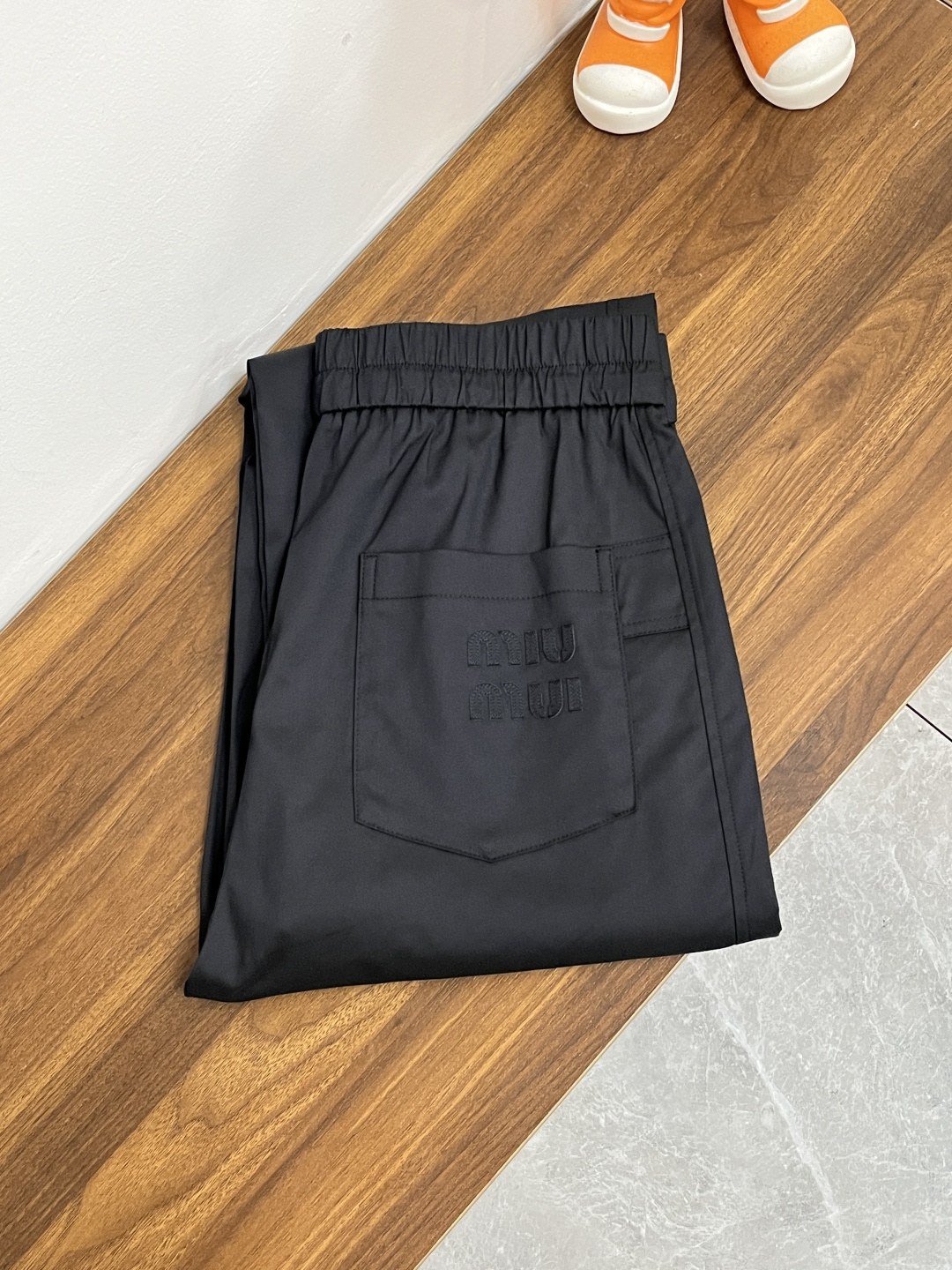 NO:127863,The main recommendation is Miumiu, which is exclusively available for new styles of Miaomiao men's fashionable casual pants, high-end European version original single pants, trendy and fashionable casual pants. It has high breathability and comfort, impeccable details, and the brand element design concept reflects high quality. It presents casual cuts, and the upper body style is excellent!  Number of codes 48-58 H2025 new model first release, miumiu, alexander wang19860909主推 miumiu 独家专供新款缪缪潮男时尚休闲裤,高端欧版原单裤子,潮流时尚休闲裤子 透气舒适度高,细节无可挑剔,品牌元素设计理念,体现高品质.呈现休闲裁剪,上身版型超赞！ 码数48-58 H2025新款首发,,miumiu,alexander wang,Men's clothing