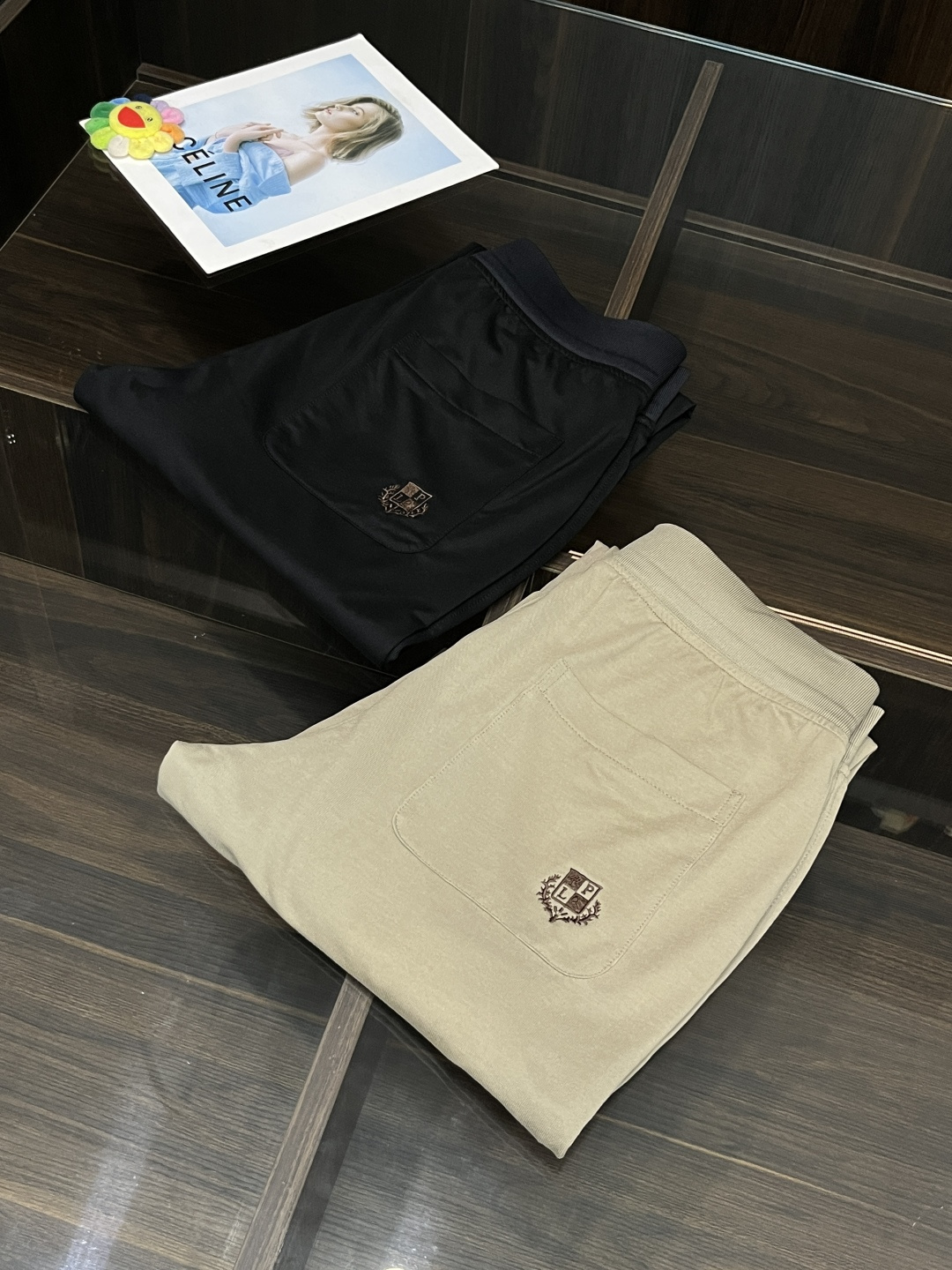 NO:127840,The main recommendation LP is exclusively available for new LP trendy men's fashionable casual pants, high-end European version original single pants, trendy and fashionable casual pants, breathable and comfortable, impeccable details, brand element design concept, reflecting high quality. It presents casual cut, and the upper body style is superb!  Number of codes 48-58 H2025 new model first release, loro piana, alexander wang19860909主推 LP 独家专供新款LP潮男时尚休闲裤,高端欧版原单裤子,潮流时尚休闲裤子 透气舒适度高,细节无可挑剔,品牌元素设计理念,体现高品质.呈现休闲裁剪,上身版型超赞！ 码数48-58 H2025新款首发,,loro piana,alexander wang,Men's clothing