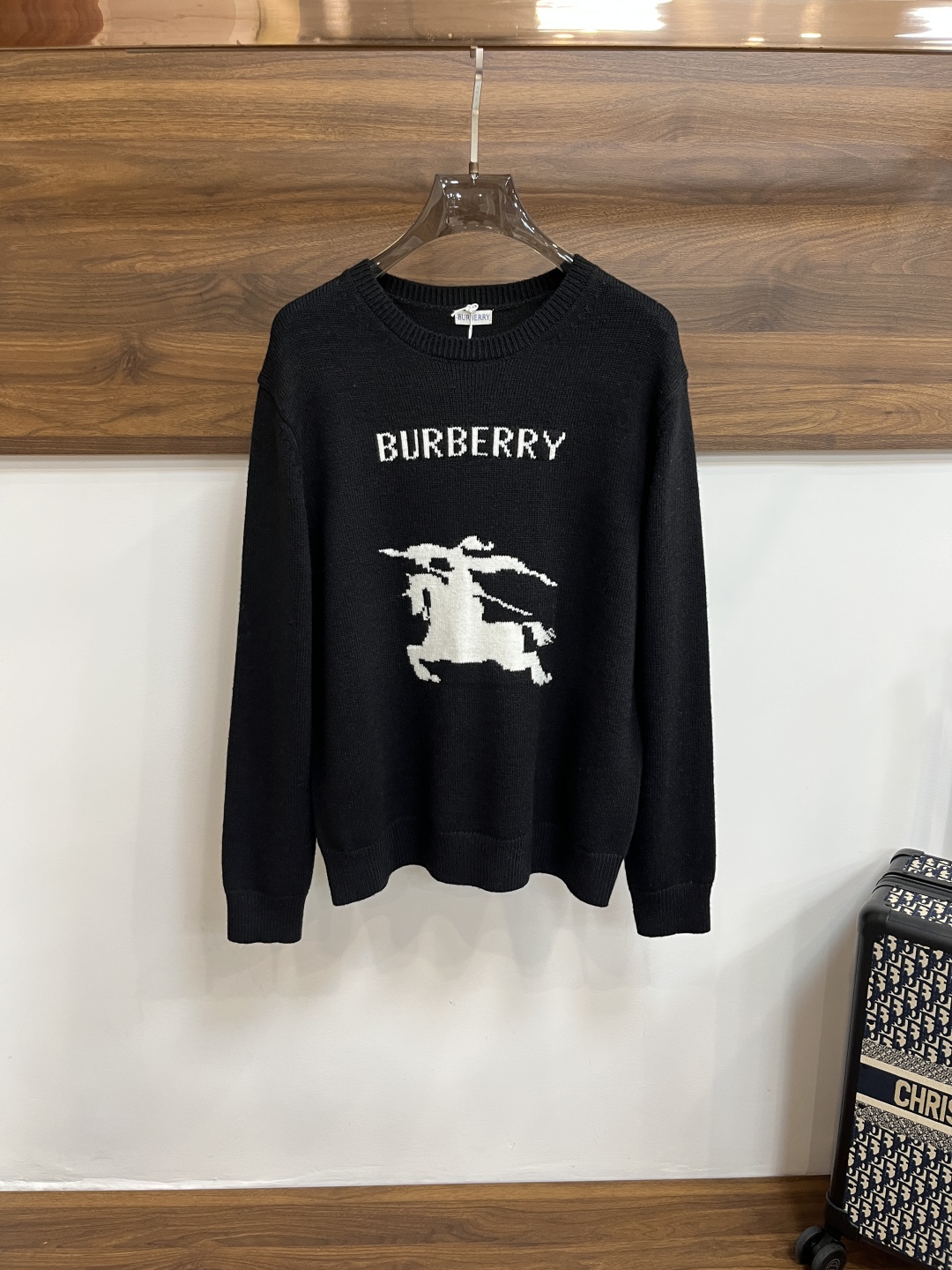 主推PEZ Burberry 春季独家专供新款巴宝莉潮男时尚休闲羊毛衫，春季新款针织衫圆领长袖，高端欧版原单潮流时尚精品！透气舒适度高，细节无可挑剔，品牌元素设计理念，体现高品质。呈现休闲裁剪，上身版型超赞！\n码数：S-XL\nH新款首发