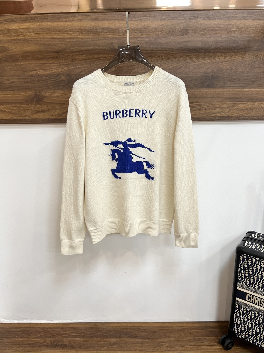 主推PEZ Burberry 春季独家专供新款巴宝莉潮男时尚休闲羊毛衫，春季新款针织衫圆领长袖，高端欧版原单潮流时尚精品！透气舒适度高，细节无可挑剔，品牌元素设计理念，体现高品质。呈现休闲裁剪，上身版型超赞！\n码数：S-XL\nH新款首发