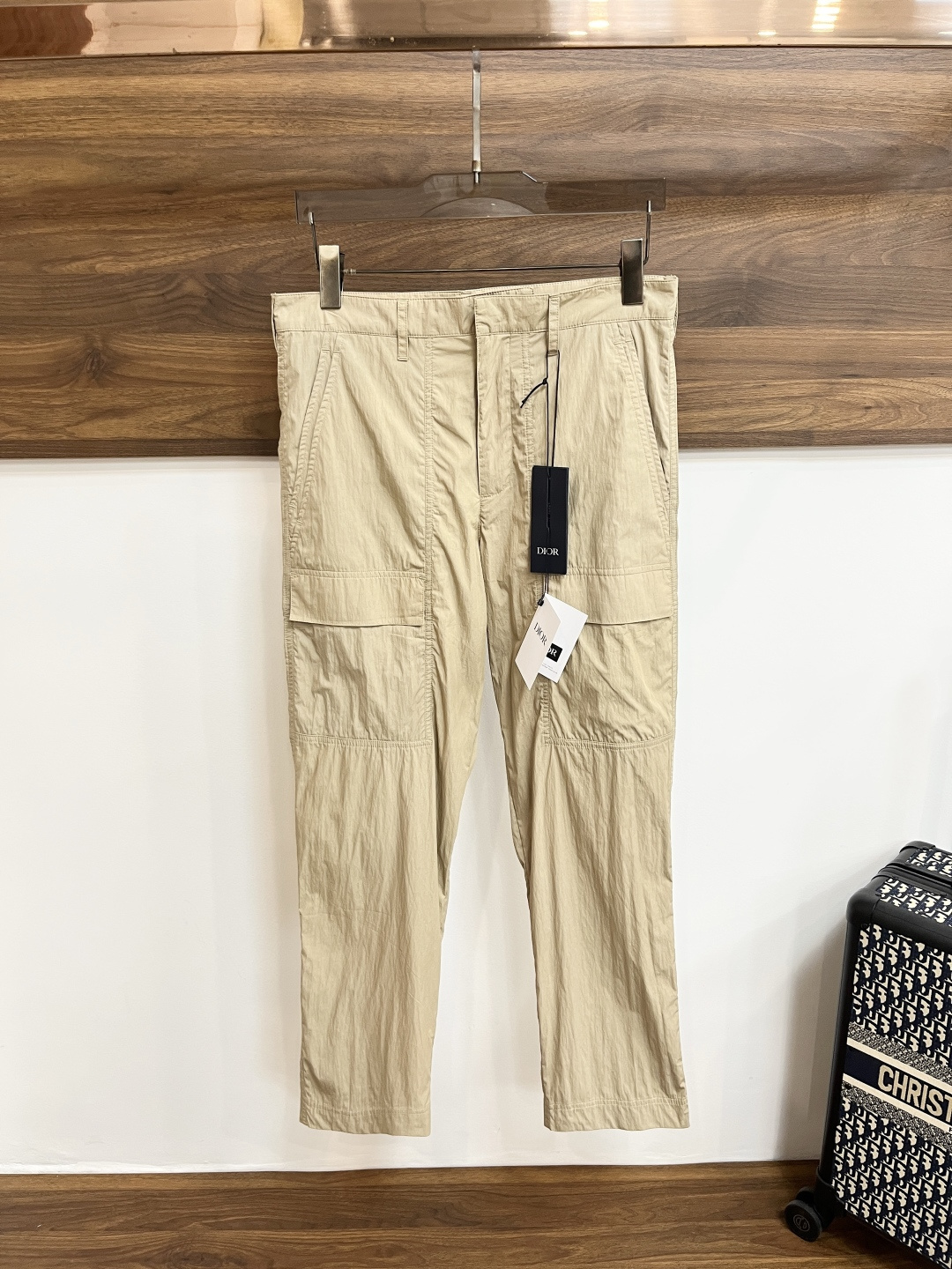 NO:131668,The main recommendation is Dior Spring exclusively for new Dior trendy men's fashionable casual trousers!  New spring casual pants!  High-end European version original single trendy fashion boutique!  High breathability and comfort, impeccable details, brand elements design concept, reflecting high quality. It presents casual cut and has a great upper body style!  Number of codes 46-56 H new model first release, dior, dior, alexander wang19860909主推 Dior 春季独家专供新款迪奥潮男时尚休闲长裤！春季新款休闲裤！高端欧版原单潮流时尚精品！透气舒适度高,细节无可挑剔,品牌元素设计理念,体现高品质.呈现休闲裁剪,上身版型超赞！ 码数46-56 H新款首发,,dior,dior,alexander wang,Men's clothing