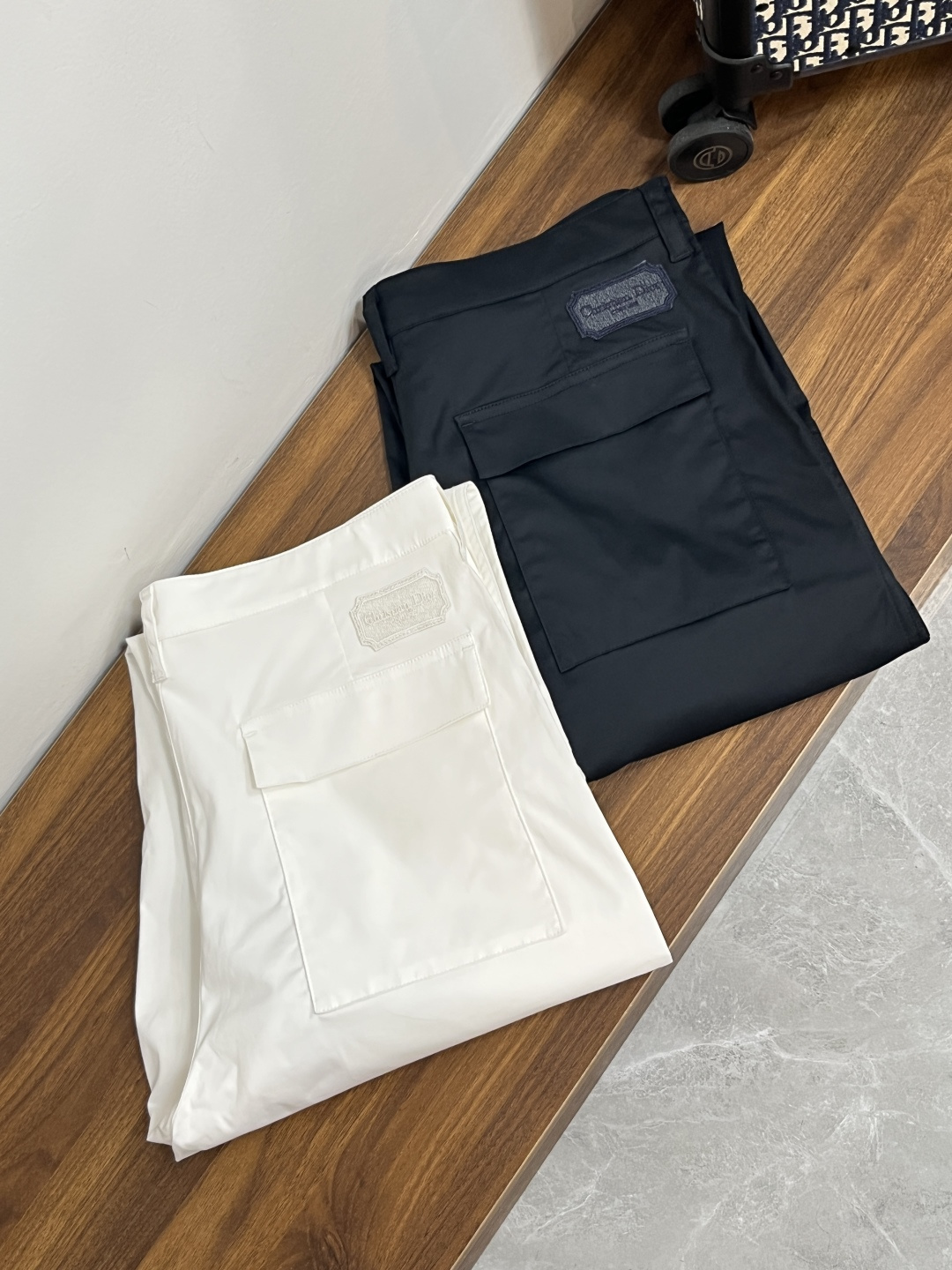 NO:131670,The main recommendation is Dior Spring exclusively for new Dior trendy men's fashionable casual trousers!  New spring casual pants!  High-end European version original single trendy fashion boutique!  High breathability and comfort, impeccable details, brand elements design concept, reflecting high quality. It presents casual cut and has a great upper body style!  Number of codes 44-54 H new model first release, dior, dior, alexander wang19860909主推 Dior 春季独家专供新款迪奥潮男时尚休闲长裤！春季新款休闲裤！高端欧版原单潮流时尚精品！透气舒适度高,细节无可挑剔,品牌元素设计理念,体现高品质.呈现休闲裁剪,上身版型超赞！ 码数44-54 H新款首发,,dior,dior,alexander wang,Men's clothing