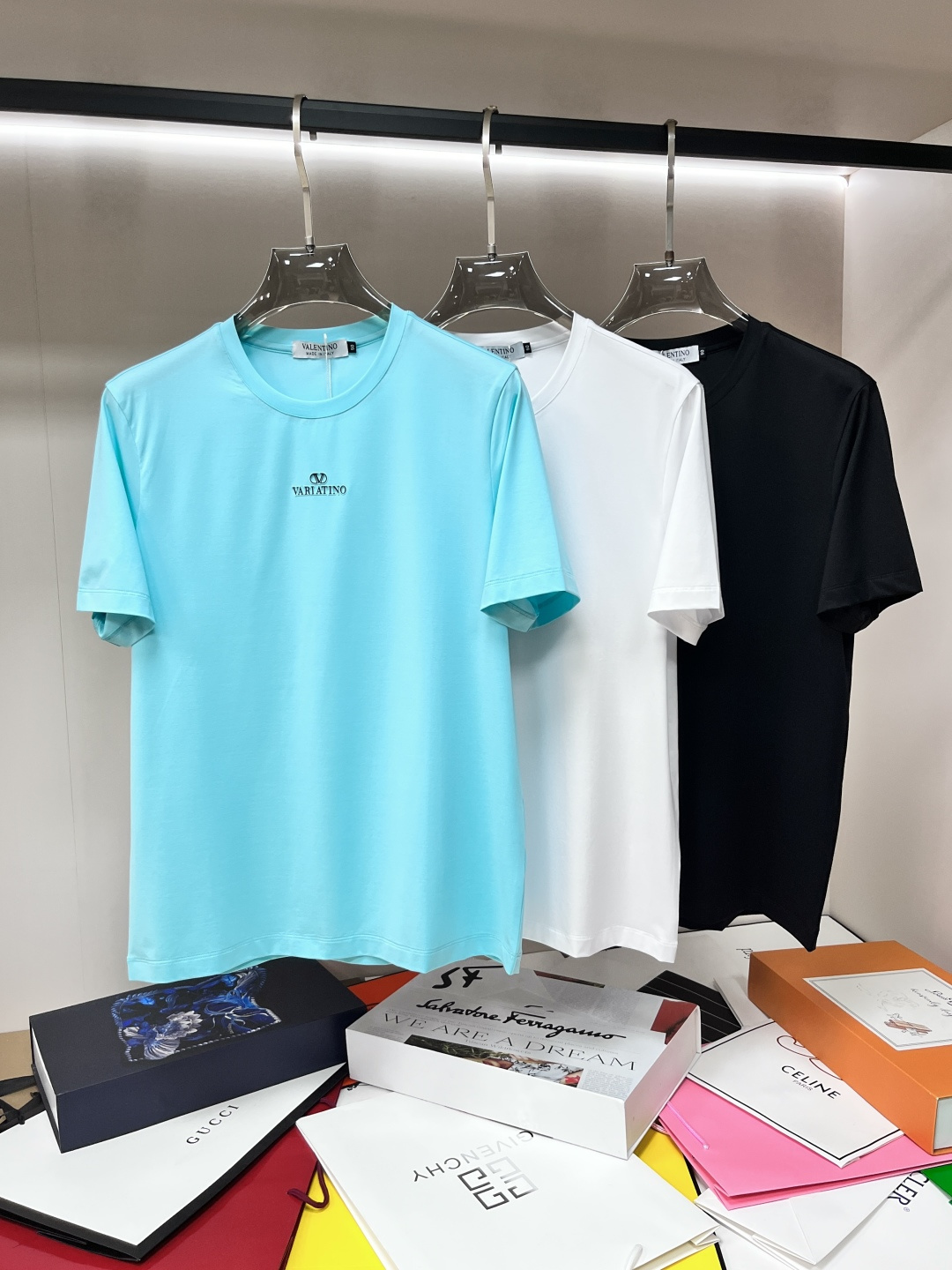 NO:140063,Main recommendation Valentino 2025 spring exclusively for new trendy men's fashionable casual short-sleeved T-shirts. New spring round neck T-shirts, high-end European version original single trendy fashion boutiques!  High breathability and comfort, impeccable details, brand elements design concept, reflecting high quality. It presents casual cut and has a great upper body style!  Code Number M-XXXL H2025 new model first release, valentino, T-shirt,tees, t-shirt,alexander wang19860909主推 华伦天奴 2025春季独家专供新款潮男时尚休闲短袖T恤.春季新款圆领T恤,高端欧版原单潮流时尚精品！透气舒适度高,细节无可挑剔,品牌元素设计理念,体现高品质.呈现休闲裁剪,上身版型超赞！ 码数M-XXXL H2025新款首发,,valentino,T-shirt,tees，t-shirt,alexander wang,Men's clothing