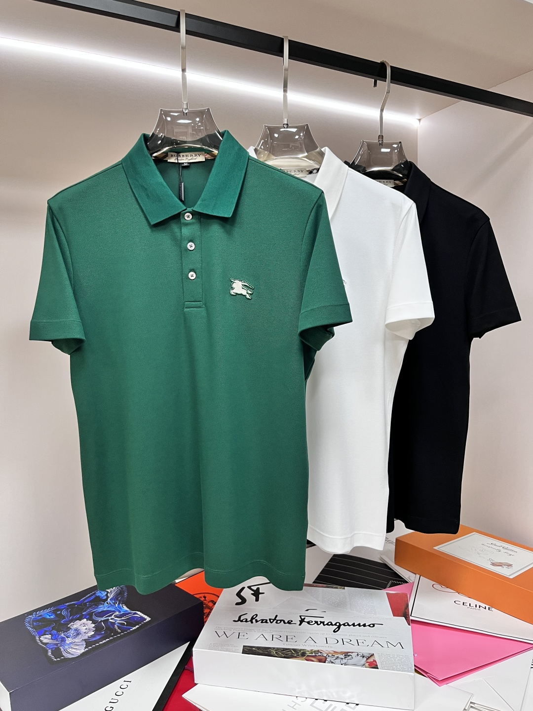 NO:131675,The main recommendation is Burberry Spring exclusively for the new Burberry trendy men's fashionable casual short-sleeved T-shirt. Spring new lapel T-shirt, high-end European version original single trendy fashion boutique!  High breathability and comfort, impeccable details, brand elements design concept, reflecting high quality. It presents casual cut and has a great upper body style!  M-XXXL H new model first launch, burberry, burberry, T-shirt, tees, t-shirt, alexander wang19860909主推 Burberry 春季独家专供新款巴宝莉潮男时尚休闲短袖T恤.春季新款翻领T恤,高端欧版原单潮流时尚精品！透气舒适度高,细节无可挑剔,品牌元素设计理念,体现高品质.呈现休闲裁剪,上身版型超赞！ 码数M-XXXL H新款首发,,burberry,burberry,T-shirt,tees，t-shirt,alexander wang,Men's clothing