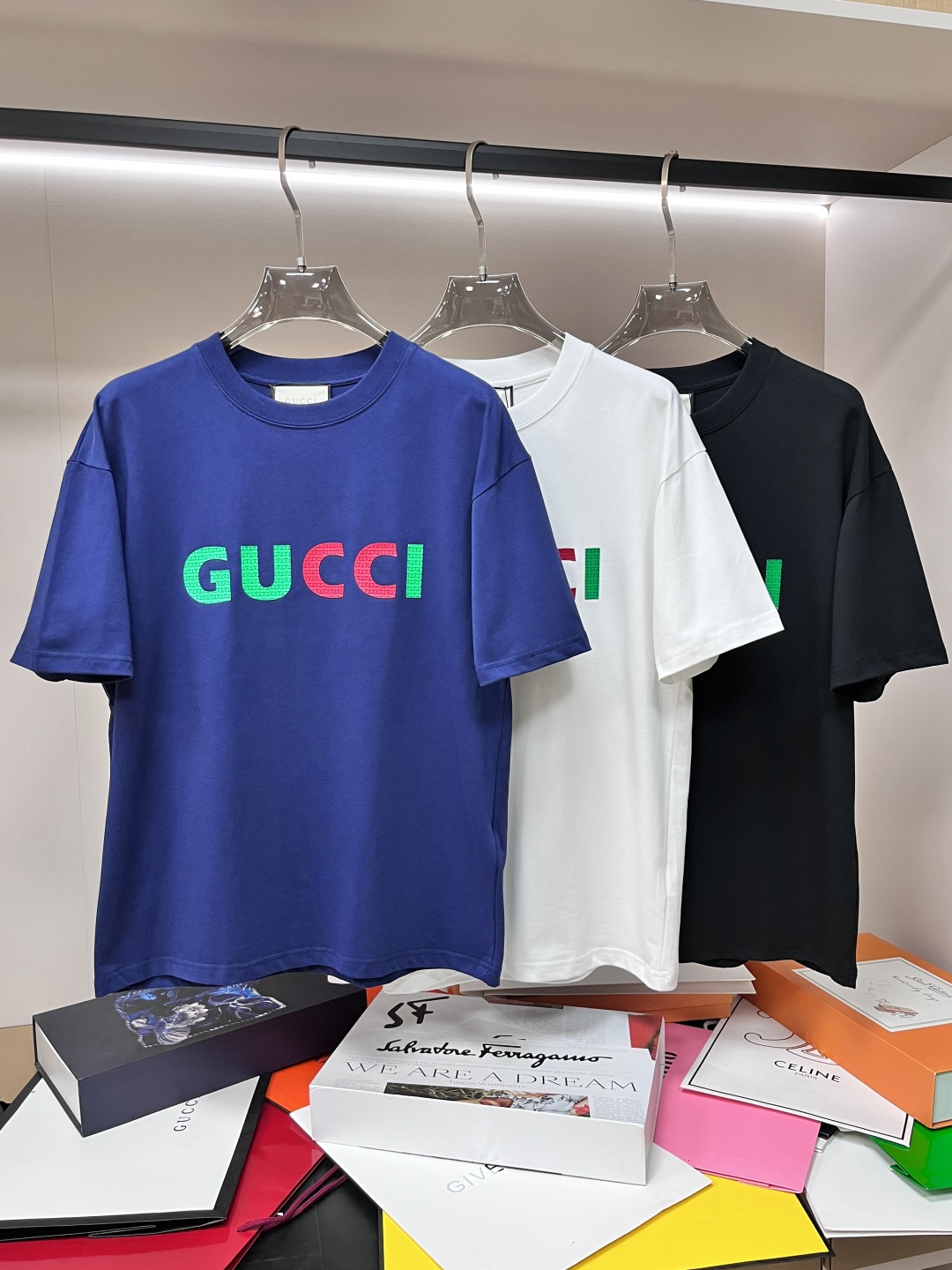 主推P Gucci 春季独家专供新款古驰潮男时尚休闲短袖T恤，春季新款休闲圆领半袖T恤！高端欧版原单潮流时尚精品！透气舒适度高，细节无可挑剔，品牌元素设计理念，体现高品质。呈现休闲裁剪，上身版型超赞！\n码数：S-XL\nH新款首发