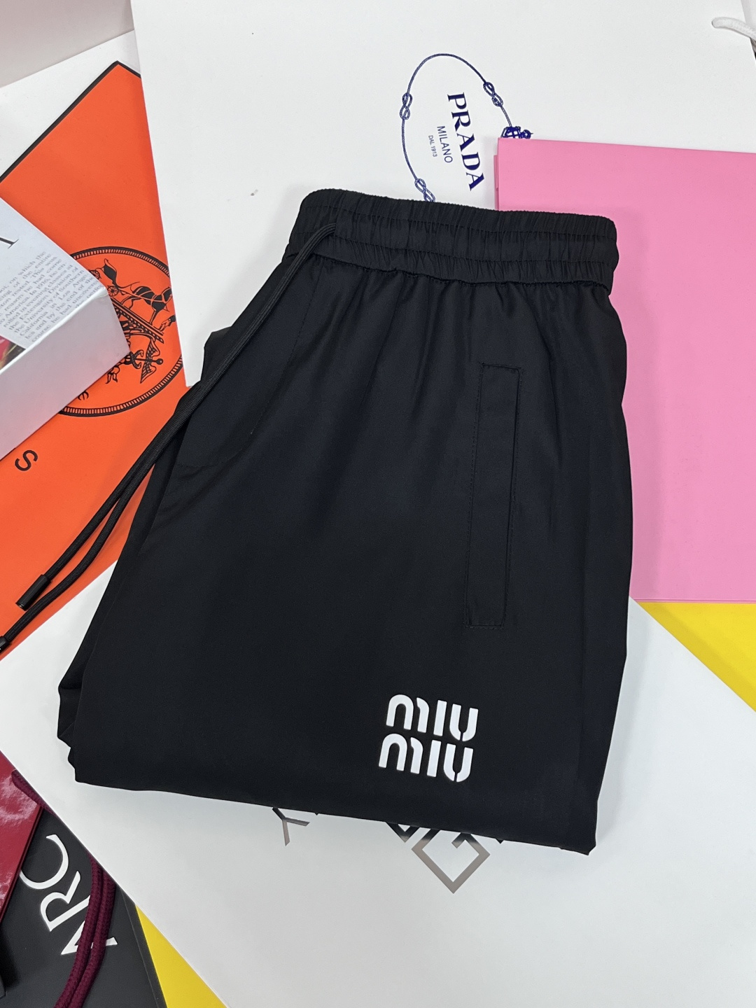 NO:131656,The main recommendation is the exclusive new spring style of Miumiu, the new spring style of men's fashionable casual pants, the high-end European version of the original single trendy fashion boutique!  High breathability and comfort, impeccable details, brand elements design concept, reflecting high quality. It presents casual cut and has a great upper body style!  M-XXXL H new model first release, miumiu, alexander wang19860909主推 miumiu 春季独家专供新款缪缪潮男时尚休闲裤,春季新款休闲长裤高端欧版原单潮流时尚精品！透气舒适度高,细节无可挑剔,品牌元素设计理念,体现高品质.呈现休闲裁剪,上身版型超赞！ 码数M-XXXL H新款首发,,miumiu,alexander wang,Men's clothing