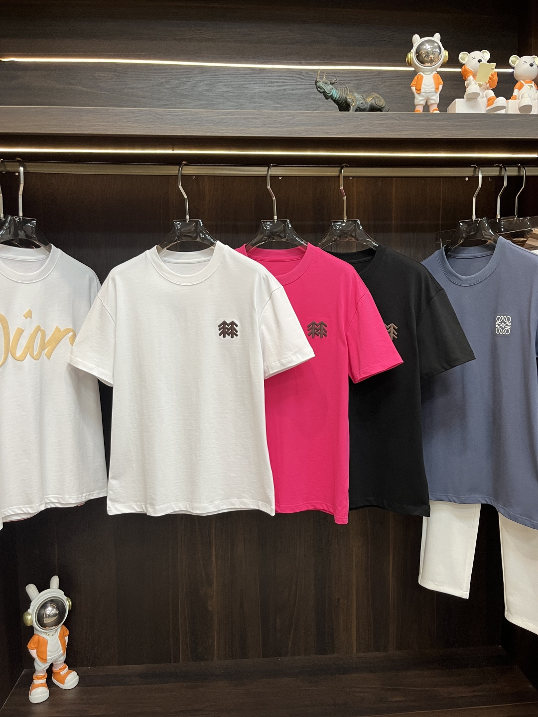 NO:131655,The main recommendation is Cologne. It is exclusively designed for spring new styles of fashionable and casual round neck short sleeves, pure cotton fabric original single craft high-end European version original single T-shirt, trendy and fashionable casual half-sleeved, breathable and comfortable, impeccable details, brand element design concept, reflecting high quality. It presents casual cut, and the upper body style is excellent!  M-4XL H new model first launch, T-shirt,tees,t-shirt,alexander wang19860909主推 科隆 独家专供春季新款时尚休闲圆领短袖,纯棉面料原单工艺高端欧版原单T恤,潮流时尚休闲半袖 透气舒适度高,细节无可挑剔,品牌元素设计理念,体现高品质.呈现休闲裁剪,上身版型超赞！码数M-4XL H新款首发,,T-shirt,tees，t-shirt,alexander wang,Men's clothing