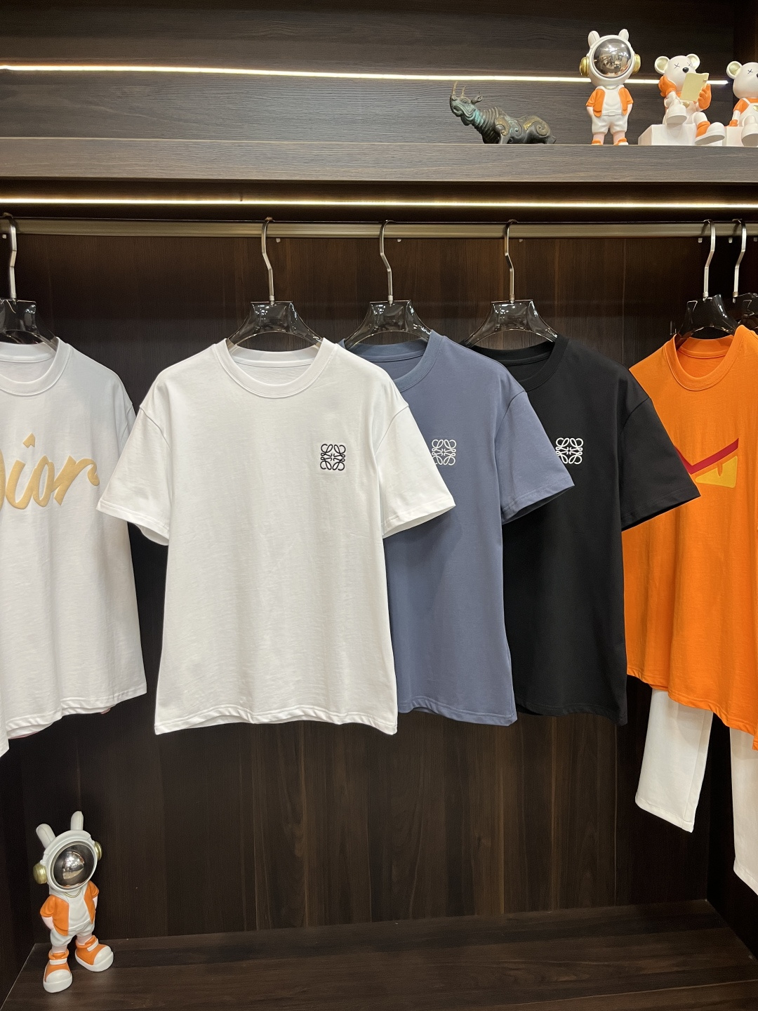 NO:131657,Main recommendation Luo Yiwei is exclusively designed for new spring fashion casual round neck short sleeves, pure cotton fabric original single craft high-end European version original single T-shirt, trendy and fashionable casual half-sleeved, breathable and comfortable, impeccable details, brand element design concept, reflecting high quality. It presents casual cut, and the upper body style is superb!  The new model of M-4XL H is launched, loewe, T-shirt,tees, t-shirt,alexander wang19860909主推 罗意威 独家专供春季新款时尚休闲圆领短袖,纯棉面料原单工艺高端欧版原单T恤,潮流时尚休闲半袖 透气舒适度高,细节无可挑剔,品牌元素设计理念,体现高品质.呈现休闲裁剪,上身版型超赞！码数M-4XL H新款首发,,loewe,T-shirt,tees，t-shirt,alexander wang,Men's clothing