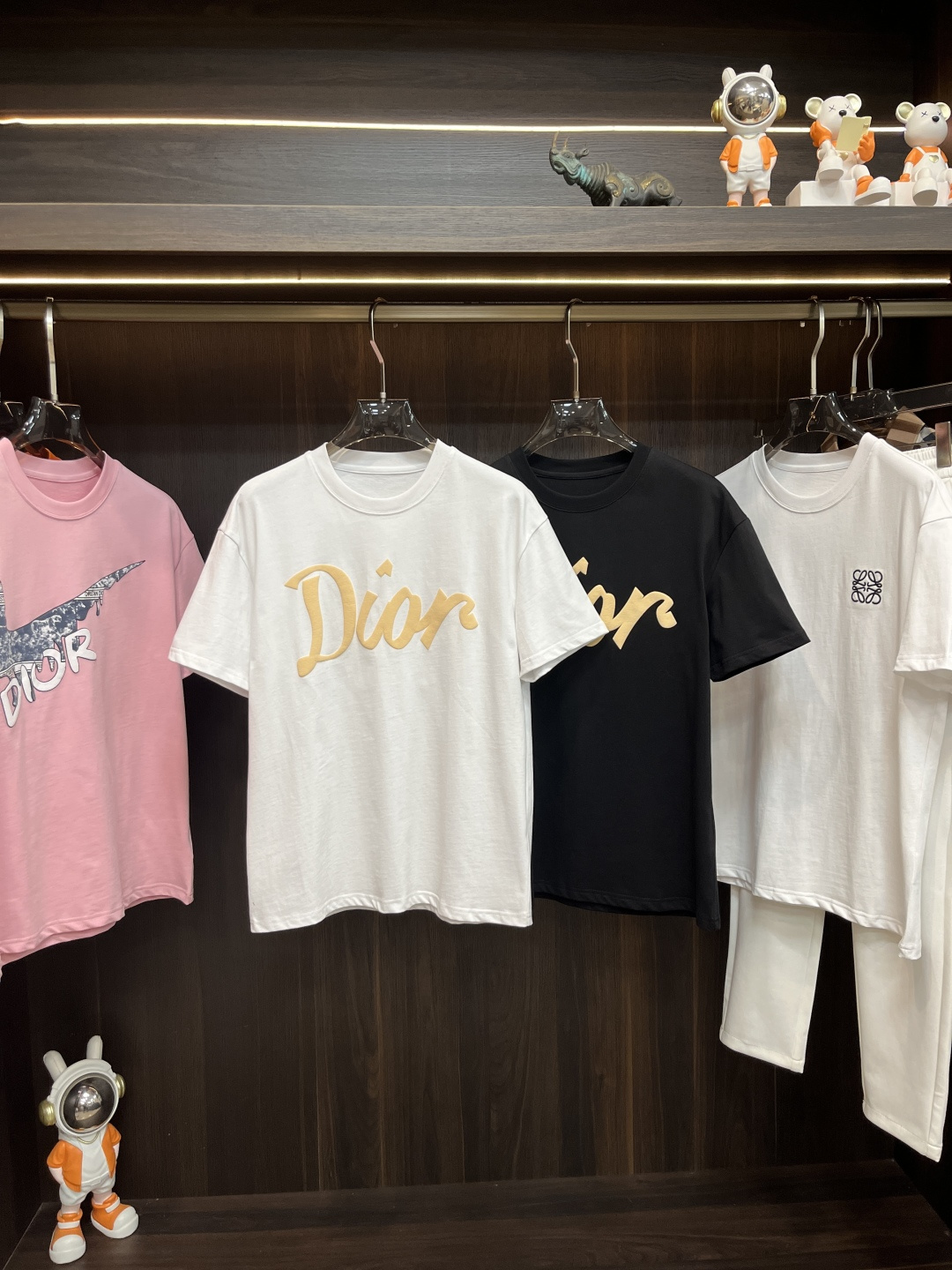 NO:131659,Mainly recommended Dior exclusively for new spring fashion casual round neck short sleeves, pure cotton fabric original single craft high-end European version original single T-shirt, trendy and fashionable casual half-sleeved, breathable and comfortable, impeccable details, brand element design concept, reflecting high quality. It presents casual cut, and the upper body style is superb!  Code Number M-4XL H new model first release, dior, T-shirt,tees, t-shirt,alexander wang19860909主推 迪奥 独家专供春季新款时尚休闲圆领短袖,纯棉面料原单工艺高端欧版原单T恤,潮流时尚休闲半袖 透气舒适度高,细节无可挑剔,品牌元素设计理念,体现高品质.呈现休闲裁剪,上身版型超赞！码数M-4XL H新款首发,,dior,T-shirt,tees，t-shirt,alexander wang,Men's clothing