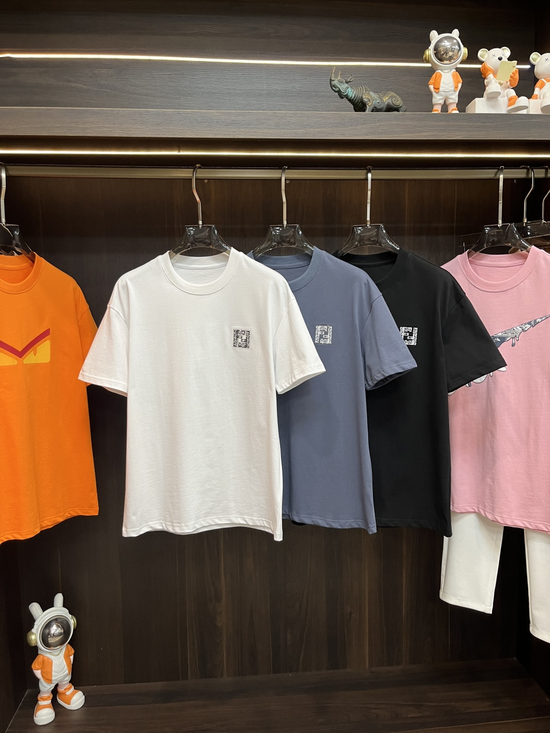 NO:131661,Mainly recommended Fendi exclusively for spring new styles of fashionable and casual round neck short sleeves, pure cotton fabric original single craft high-end European version original single T-shirt, trendy and fashionable casual half-sleeved, breathable and comfortable, impeccable details, brand element design concept, reflecting high quality. It presents casual cut, and the upper body style is superb!  M-4XL H new model first release, fendi, T-shirt, tees, t-shirt, alexander wang19860909主推 芬迪 独家专供春季新款时尚休闲圆领短袖,纯棉面料原单工艺高端欧版原单T恤,潮流时尚休闲半袖 透气舒适度高,细节无可挑剔,品牌元素设计理念,体现高品质.呈现休闲裁剪,上身版型超赞！码数M-4XL H新款首发,,fendi,T-shirt,tees，t-shirt,alexander wang,Men's clothing