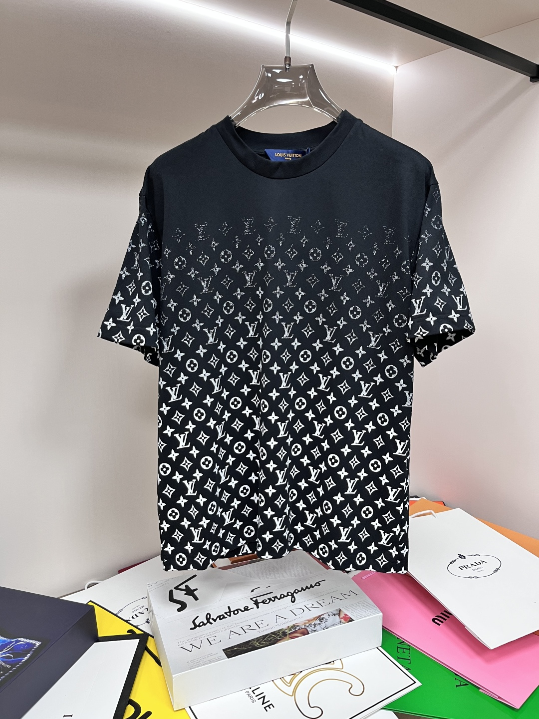 NO:131663,The main recommendation LV is exclusively designed for spring new donkey brand fashionable casual round neck short sleeves, pure cotton fabric original single craft high-end European version original single T-shirt, trendy and fashionable casual half-sleeved, breathable and comfortable, impeccable details, brand element design concept, reflecting high quality. It presents casual cut, and the upper body style is superb!  The new model of Xs-XL H is launched, louis vuitton, louis vuitton, T-shirt,tees, t-shirt,alexander wang19860909主推 LV 独家专供春季新款驴牌时尚休闲圆领短袖,纯棉面料原单工艺高端欧版原单T恤,潮流时尚休闲半袖 透气舒适度高,细节无可挑剔,品牌元素设计理念,体现高品质.呈现休闲裁剪,上身版型超赞！码数Xs-XL H新款首发,,louis vuitton,louis vuitton,T-shirt,tees，t-shirt,alexander wang,Men's clothing