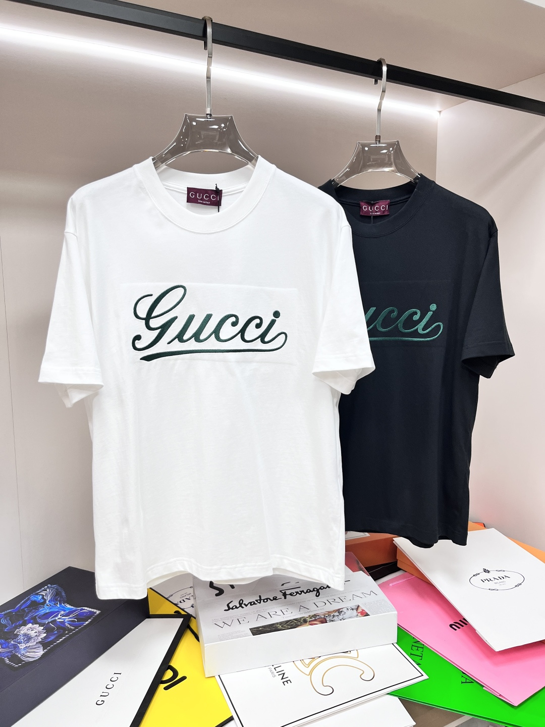 NO:131665,The main recommendation Gucci is exclusively designed for the new spring Gucci fashion casual round neck short sleeves, pure cotton fabric original single craft high-end European version original single T-shirt, trendy and fashionable casual half-sleeved, breathable and comfortable, impeccable details, brand element design concept, reflecting high quality. It presents casual cut, and the upper body style is superb!  Code number Xs-XL H new model first release, gucci, gucci, T-shirt, tees, t-shirt, alexander wang19860909主推 Gucci 独家专供春季新款古驰时尚休闲圆领短袖,纯棉面料原单工艺高端欧版原单T恤,潮流时尚休闲半袖 透气舒适度高,细节无可挑剔,品牌元素设计理念,体现高品质.呈现休闲裁剪,上身版型超赞！码数Xs-XL H新款首发,,gucci,gucci,T-shirt,tees，t-shirt,alexander wang,Men's clothing