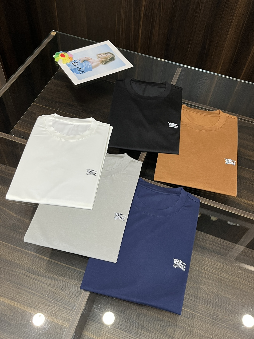 NO:131669,The main recommendation Burberry is exclusively designed for the new spring Burberry fashion casual round neck short sleeves, wide version high-density 320g pure cotton fabric, high-end needle embroidery, high-end European version original single T-shirt, trendy and fashionable casual half-sleeved, breathable and comfortable, impeccable details, brand element design concept, reflecting high quality. It presents casual cut, and the upper body style is superb!  48-56 H new model first launch, burberry, burberry, T-shirt, tees, t-shirt, alexander wang19860909主推 Burberry 独家专供春季新款巴宝莉时尚休闲圆领短袖,阔版高密度320克纯棉面料,高级密针刺绣、高端欧版原单T恤,潮流时尚休闲半袖 透气舒适度高,细节无可挑剔,品牌元素设计理念,体现高品质.呈现休闲裁剪,上身版型超赞！码数48-56 H新款首发,,burberry,burberry,T-shirt,tees，t-shirt,alexander wang,Men's clothing