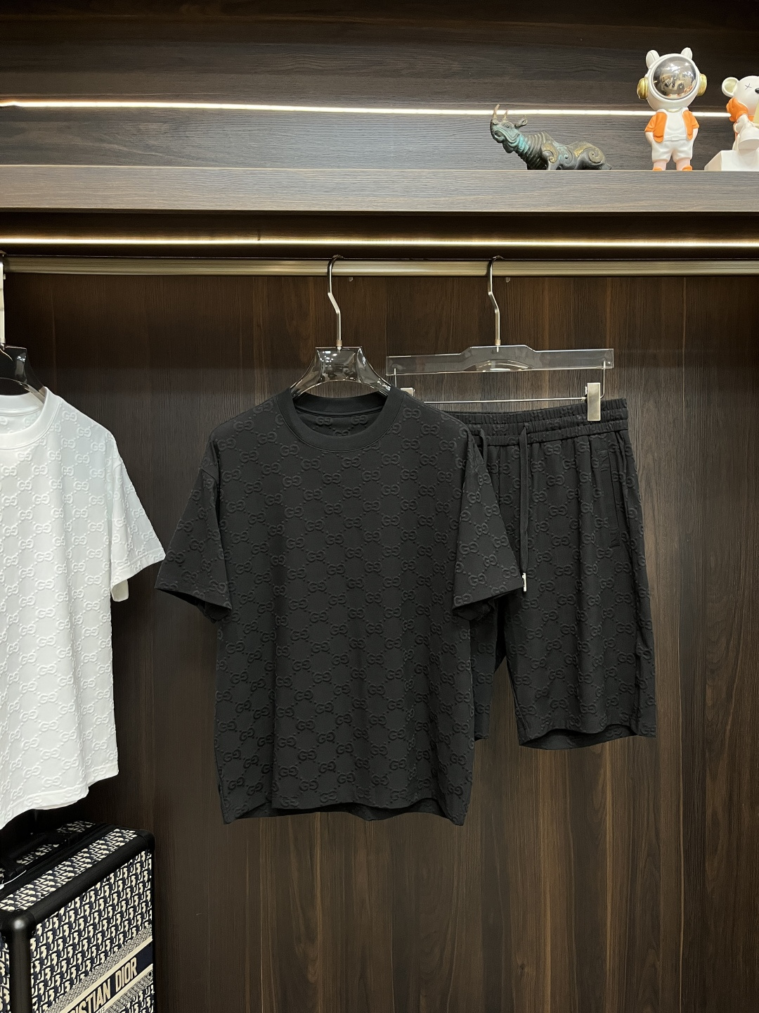 NO:140013,The main recommendation is Gucci Early Spring 2025 latest fashion designer Gucci round neck short-sleeved shorts suit, letter jacquard pattern fabric. The details show the craftsmanship and the design changes of high-end structural tailoring are enough to show the diverse image changes of men, slim and neat, and tailoring, meeting the popular multi-layered outfits and versatile life styles!  Number of codes 48-56 H2025 new model first release, gucci, gucci, shorts, T-shirt, alexander wang19860909主推 Gucci 古驰 早春款2025最新款时尚设计师款古驰圆领短袖短裤套装,字母提花图案面料.处处细节显工艺足够的高级结构性剪裁的设计改变来展现男士多样的形象变化,修身利落、剪裁合体,满足时下正流行的多层次穿搭,生活百搭款式！ 码数48-56 H2025新款首发,,gucci,gucci,shorts,T-shirt,alexander wang,Men's clothing