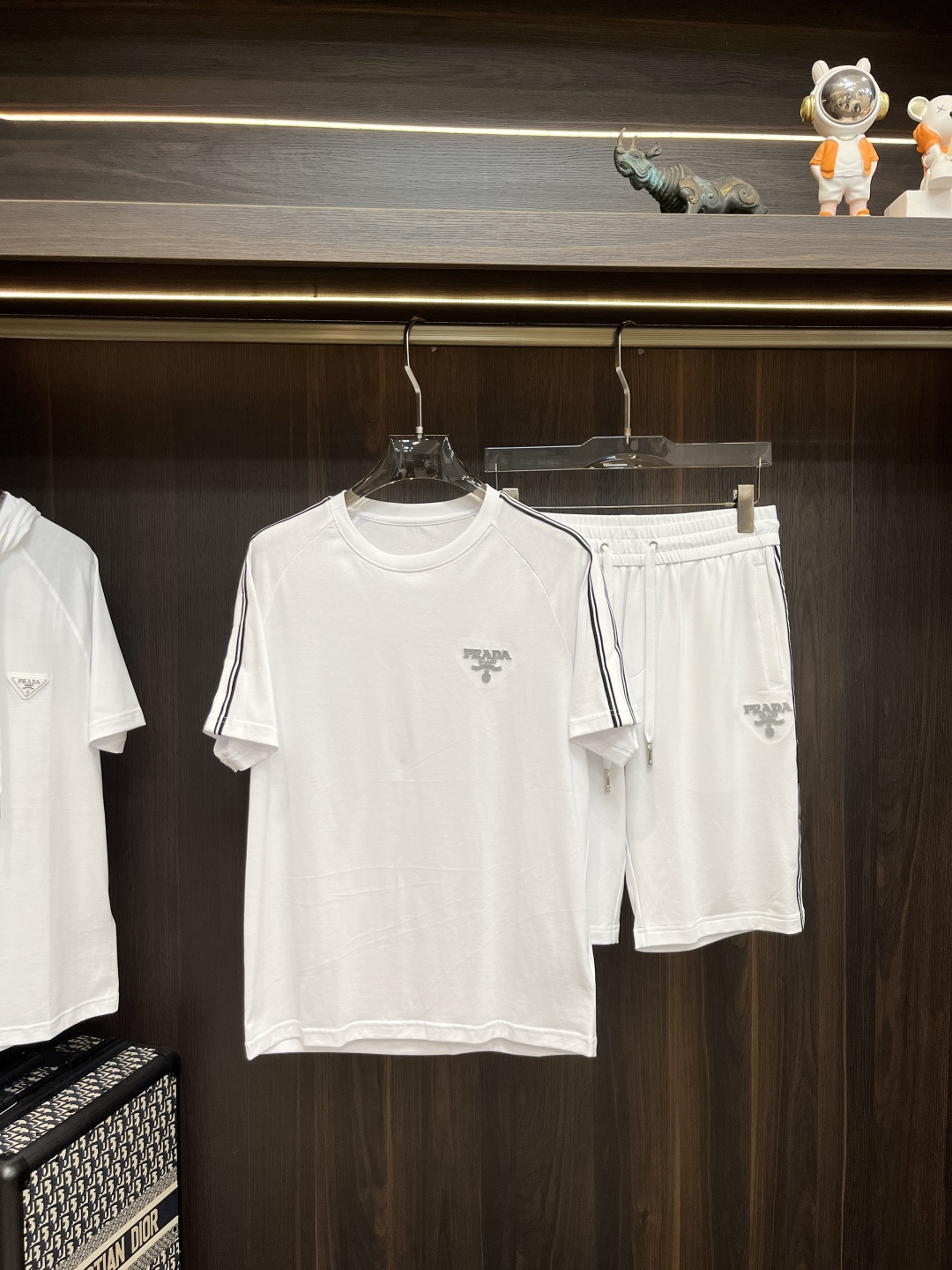 NO:140017,The main recommendation is the latest fashion designer Prada round neck short-sleeved shorts suit in early spring 2025. The details show the high-end structural tailoring design changes in every detail to show the diverse image changes of men, slim and neat, tailoring, and satisfy the popular multi-layered outfits nowadays, and the versatile style of life!  Number of codes 48-56 H2025 new model first release, prada, prada, shorts, T-shirt, alexander wang19860909主推 Prada 早春款2025最新款时尚设计师款普拉达圆领短袖短裤套装,处处细节显工艺足够的高级结构性剪裁的设计改变来展现男士多样的形象变化,修身利落、剪裁合体,满足时下正流行的多层次穿搭,生活百搭款式！ 码数48-56 H2025新款首发,,prada,prada,shorts,T-shirt,alexander wang,Men's clothing