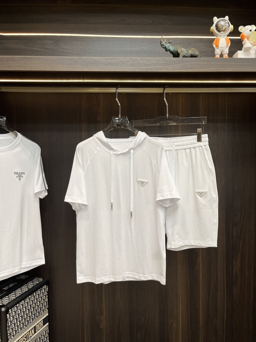 NO:140021,The main recommendation is the Prada Early Spring 2025 latest fashion designer Prada hooded shorts shorts suit. The details show the craftsmanship and the design changes of high-end structural tailoring to show the diverse image changes of men, slim and neat, tailoring, and satisfy the popular multi-layered outfits nowadays, and the versatile style of life!  Number of codes 48-56 H2025 new model first release, prada, prada, shorts, T-shirt, hats, alexander wang19860909主推 Prada 早春款2025最新款时尚设计师款普拉达连帽短袖短裤套装,处处细节显工艺足够的高级结构性剪裁的设计改变来展现男士多样的形象变化,修身利落、剪裁合体,满足时下正流行的多层次穿搭,生活百搭款式！ 码数48-56 H2025新款首发,,prada,prada,shorts,T-shirt,hats,alexander wang,Men's clothing