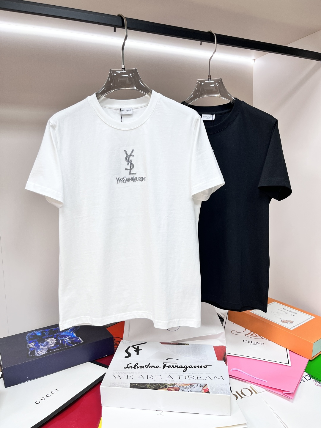 NO:140028,The main recommendation YSL is exclusively designed for the new spring Saint Laurent fashion casual round neck short sleeves, pure cotton fabric original single craft high-end European version original single T-shirt, trendy and fashionable casual half-sleeved, breathable and comfortable, impeccable details, brand element design concept, reflecting high quality. It presents casual cut, and the upper body style is superb!  S-XXL H2025 new model first release, saint laurent, saint laurent, T-shirt, tees, t-shirt, alexander wang19860909主推 YSL 独家专供春季新款圣罗兰时尚休闲圆领短袖,纯棉面料原单工艺高端欧版原单T恤,潮流时尚休闲半袖 透气舒适度高,细节无可挑剔,品牌元素设计理念,体现高品质.呈现休闲裁剪,上身版型超赞！码数S-XXL H2025新款首发,,saint laurent,saint laurent,T-shirt,tees，t-shirt,alexander wang,Men's clothing