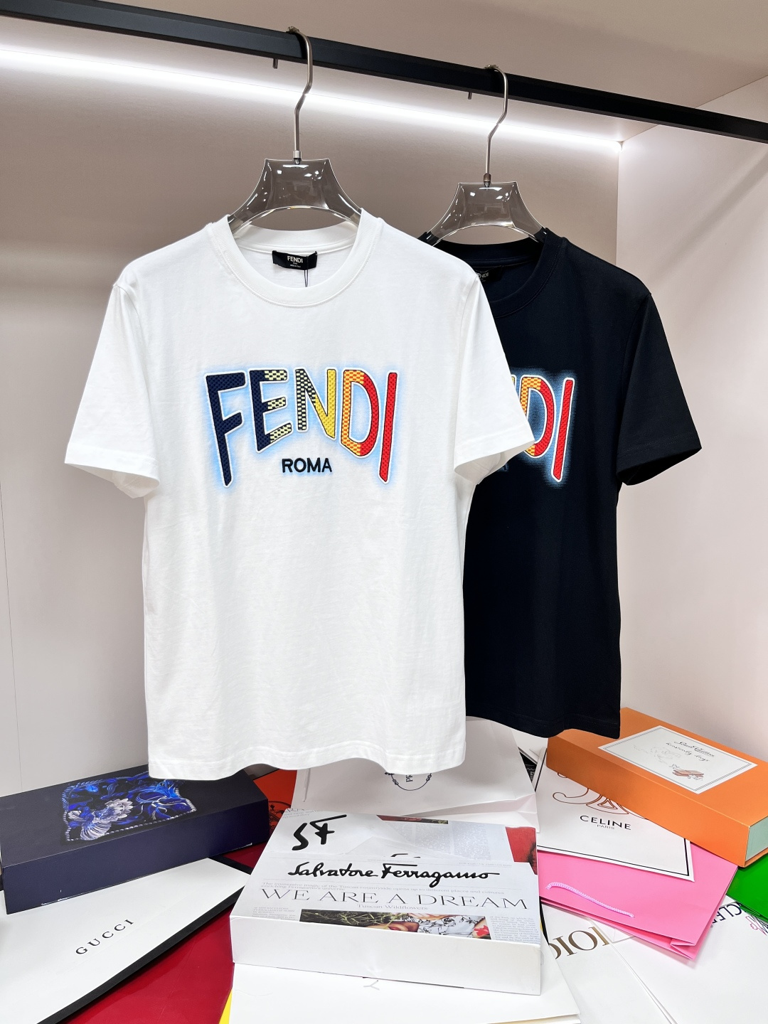 NO:140033,The main recommendation Fendi is exclusively designed for the new spring style Fendi fashion casual round neck short sleeves, pure cotton fabric original single craft high-end European version original single T-shirt, trendy and fashionable casual half-sleeved, breathable and comfortable, impeccable details, brand element design concept, reflecting high quality. It presents casual cut, and the upper body style is superb!  S-XXL H2025 new model first release, fendi, fendi, T-shirt, tees, t-shirt, alexander wang19860909主推 Fendi 独家专供春季新款芬迪时尚休闲圆领短袖,纯棉面料原单工艺高端欧版原单T恤,潮流时尚休闲半袖 透气舒适度高,细节无可挑剔,品牌元素设计理念,体现高品质.呈现休闲裁剪,上身版型超赞！码数S-XXL H2025新款首发,,fendi,fendi,T-shirt,tees，t-shirt,alexander wang,Men's clothing