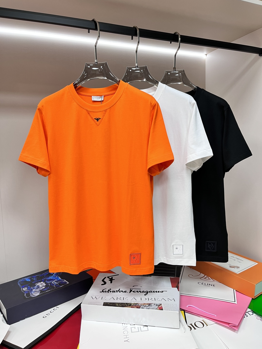 NO:140038,The main recommendation Dior is exclusively designed for the new spring model of Dior fashion casual round neck short sleeves, pure cotton fabric original single craft high-end European version original single T-shirt, trendy and fashionable casual half-sleeved, breathable and comfortable, impeccable details, brand element design concept, reflecting high quality. It presents casual cut, and the upper body style is superb!  S-XXL H2025 new model first release, dior, dior, T-shirt, tees, t-shirt, alexander wang19860909主推 Dior 独家专供春季新款迪奥时尚休闲圆领短袖,纯棉面料原单工艺高端欧版原单T恤,潮流时尚休闲半袖 透气舒适度高,细节无可挑剔,品牌元素设计理念,体现高品质.呈现休闲裁剪,上身版型超赞！码数S-XXL H2025新款首发,,dior,dior,T-shirt,tees，t-shirt,alexander wang,Men's clothing