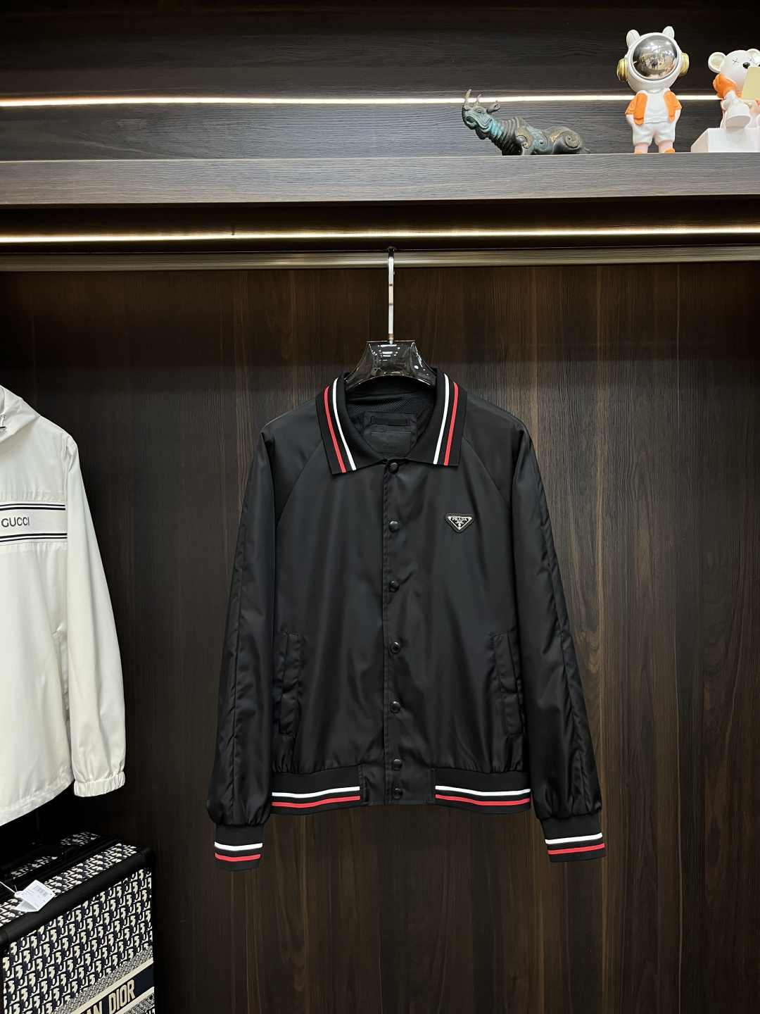 NO:140357,The main recommendation is the Prada Spring New Jacket Jacket Prada Spring Lapel Jacket!  The latest top official website original list, comfortable to wear, super texture, sports and casual thin jacket!  A must-have for travel, long wear, the overall design is fashionable and simple, and the zippered placket is designed with edges!  Symbolizes the highest quality of the brand, the original single brand [bad smile] classic eternal!  Accept any kind of test!  Size M~XXXL (model/125 catties wear M), prada, prada, jackets & coats, jackets & coats, alexander wang19860909主推 Prada 春季新款夹克外套普拉达春款翻领外套！最新顶尖官网原单,穿着舒适 质感超强 运动休闲薄款夹克外套！出行必备,穿着时间长,整体设计时尚而简洁,拉链门襟处包边设计！象征了品牌至高的品质,原单大牌[坏笑] 经典永恒！接受任何形式的考验！尺码M～XXXL（模特/125斤穿M）,,prada,prada,jackets & coats,jackets & coats,alexander wang,Men's clothing