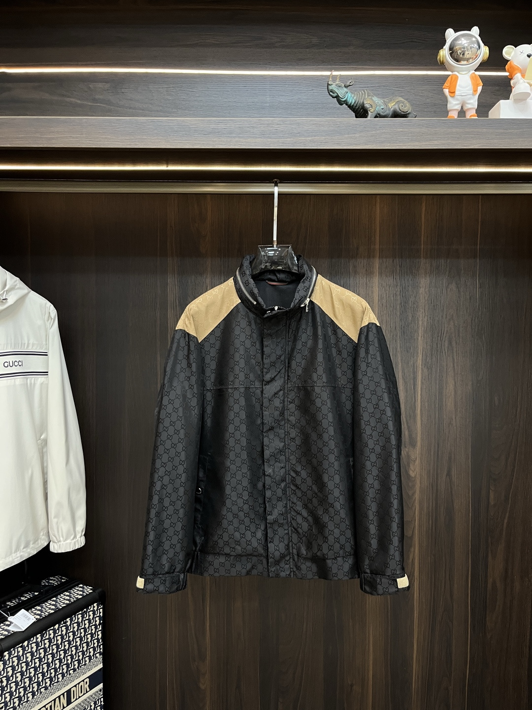 NO:412938,The main recommendation is Gucci Spring New Jacket Jacket Gucci Spring Stand Collar Casual Jacket!  Hidden hat design, the latest top official website original list, comfortable to wear, super texture, sports and casual thin jacket!  A must-have for travel, long wear, the overall design is fashionable and simple, and the zippered placket is designed with edges!  Symbolizes the highest quality of the brand, the original single brand [bad smile] classic eternal!  Accept any kind of test!  Size M~XXXL (model 175/125 catties wear M), gucci,gucci,jackets & coats,jackets & coats,hats,alexander wang19860909主推 Gucci 春季新款夹克外套古驰春款立领休闲外套！隐藏帽设计,最新顶尖官网原单,穿着舒适 质感超强 运动休闲薄款夹克外套！出行必备,穿着时间长,整体设计时尚而简洁,拉链门襟处包边设计！象征了品牌至高的品质,原单大牌[坏笑] 经典永恒！接受任何形式的考验！尺码M～XXXL（模特175/125斤穿M）,,gucci,gucci,jackets & coats,jackets & coats,hats,alexander wang,Men's clothing