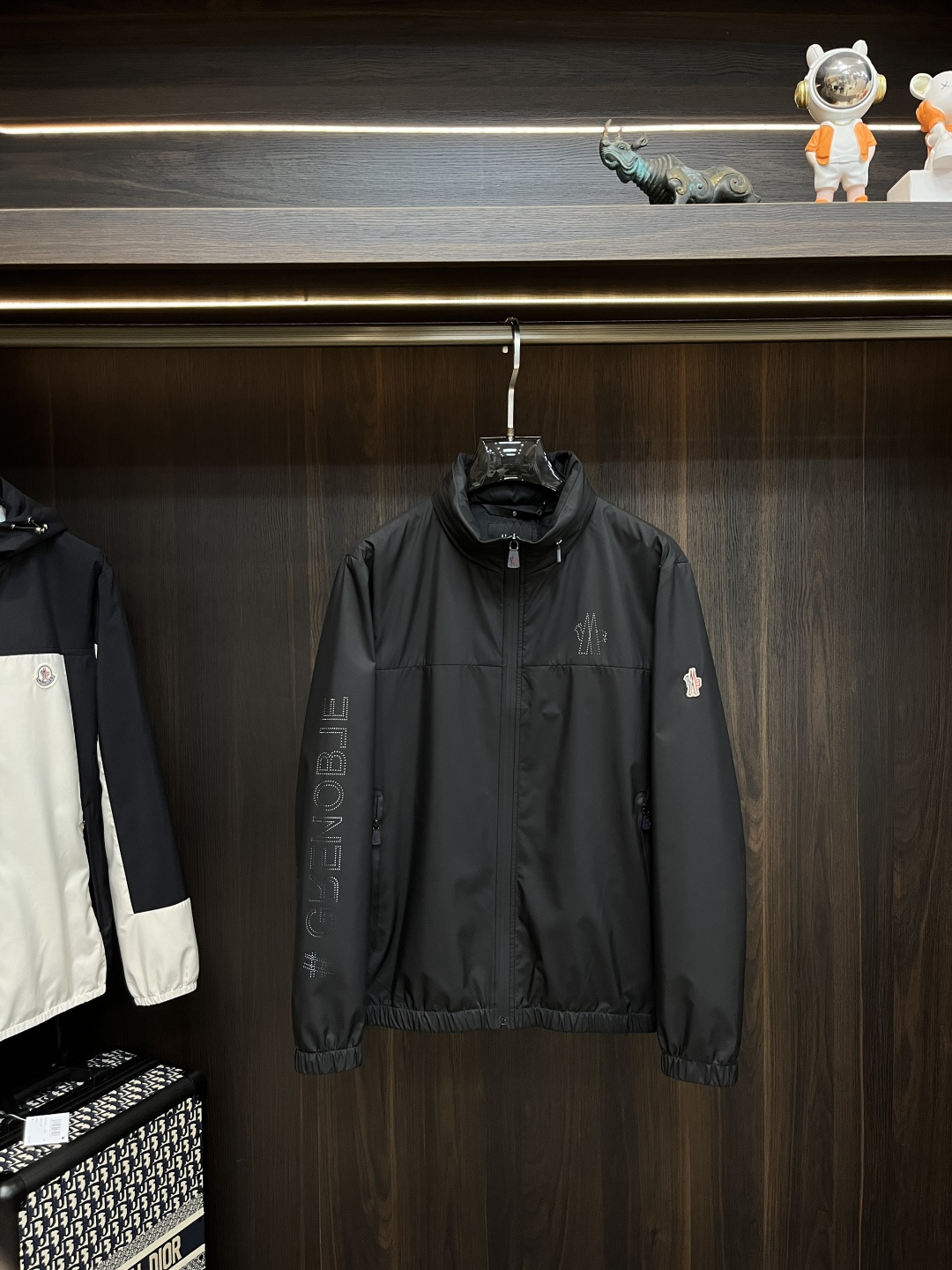 NO:412945,The main recommendation is the Moncler Spring New Jacket Jacket Mask Spring Stand Collar Casual Jacket!  Hidden hat design, the latest top official website original list, comfortable to wear, super texture, sports and casual thin jacket!  A must-have for travel, long wear, the overall design is fashionable and simple, and the zippered placket is designed with edges!  Symbolizes the highest quality of the brand, the original single brand [bad smile] classic eternal!  Accept any kind of test!  Size M~XXXL (model 175/125 catties wear M), Moncler, jackets & coats, jackets & coats, hats, alexander wang19860909主推 Moncler 春季新款夹克外套蒙口春款立领休闲外套！隐藏帽设计,最新顶尖官网原单,穿着舒适 质感超强 运动休闲薄款夹克外套！出行必备,穿着时间长,整体设计时尚而简洁,拉链门襟处包边设计！象征了品牌至高的品质,原单大牌[坏笑] 经典永恒！接受任何形式的考验！尺码M～XXXL（模特175/125斤穿M),,Moncler,jackets & coats,jackets & coats,hats,alexander wang,Men's clothing