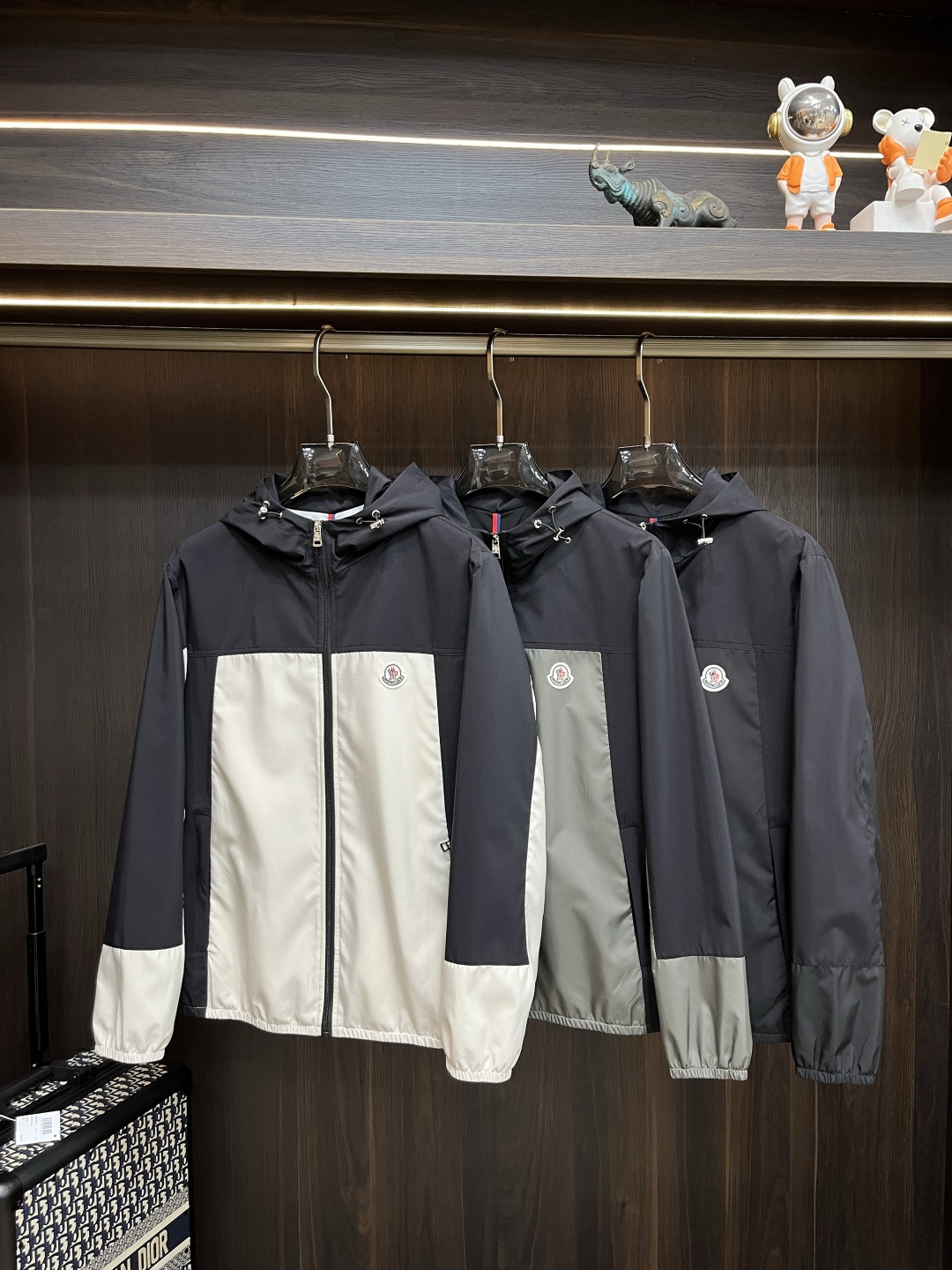 NO:412931,The main recommendation is the new spring jacket for Moncler, the cover-mouthed spring hooded casual jacket!  The latest top official website original list, comfortable to wear, super texture, sports and casual thin jacket!  A must-have for travel, long wear, the overall design is fashionable and simple, and the zippered placket is designed with edges!  Symbolizes the highest quality of the brand, the original single brand [bad smile] classic eternal!  Accept any kind of test!  Size M~XXXL (model 175/125 catties wear M), Moncler, jackets & coats, jackets & coats, hats, alexander wang19860909主推 Moncler 春季新款夹克外套蒙口春款连帽休闲外套！最新顶尖官网原单,穿着舒适 质感超强 运动休闲薄款夹克外套！出行必备,穿着时间长,整体设计时尚而简洁,拉链门襟处包边设计！象征了品牌至高的品质,原单大牌[坏笑] 经典永恒！接受任何形式的考验！尺码M～XXXL（模特175/125斤穿M）,,Moncler,jackets & coats,jackets & coats,hats,alexander wang,Men's clothing