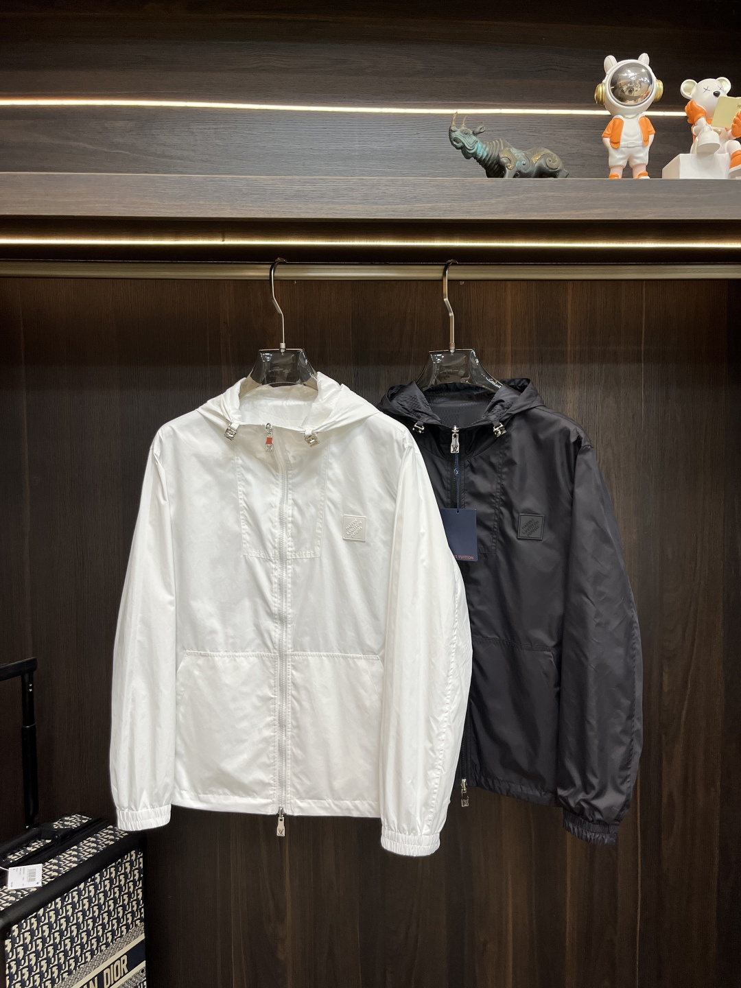 NO:160007,The main recommendation is the new LV spring jacket jacket donkey brand spring hooded casual jacket!  Double-sided jacket, the latest top official website original list, comfortable to wear, super texture, sports and casual thin jacket!  A must-have for travel, long wear, the overall design is fashionable and simple, and the zippered placket is designed with edges!  Symbolizes the highest quality of the brand, the original single brand [bad smile] classic eternal!  Accept any kind of test!  Size M~XXXL (model 175/125 catties wear M), louis vuitton,louis vuitton,jackets & coats,jackets & coats,hats,alexander wang19860909主推 LV 春季新款夹克外套驴牌春款连帽休闲外套！双面穿外套,最新顶尖官网原单,穿着舒适 质感超强 运动休闲薄款夹克外套！出行必备,穿着时间长,整体设计时尚而简洁,拉链门襟处包边设计！象征了品牌至高的品质,原单大牌[坏笑] 经典永恒！接受任何形式的考验！尺码M～XXXL（模特175/125斤穿M）,,louis vuitton,louis vuitton,jackets & coats,jackets & coats,hats,alexander wang,Men's clothing