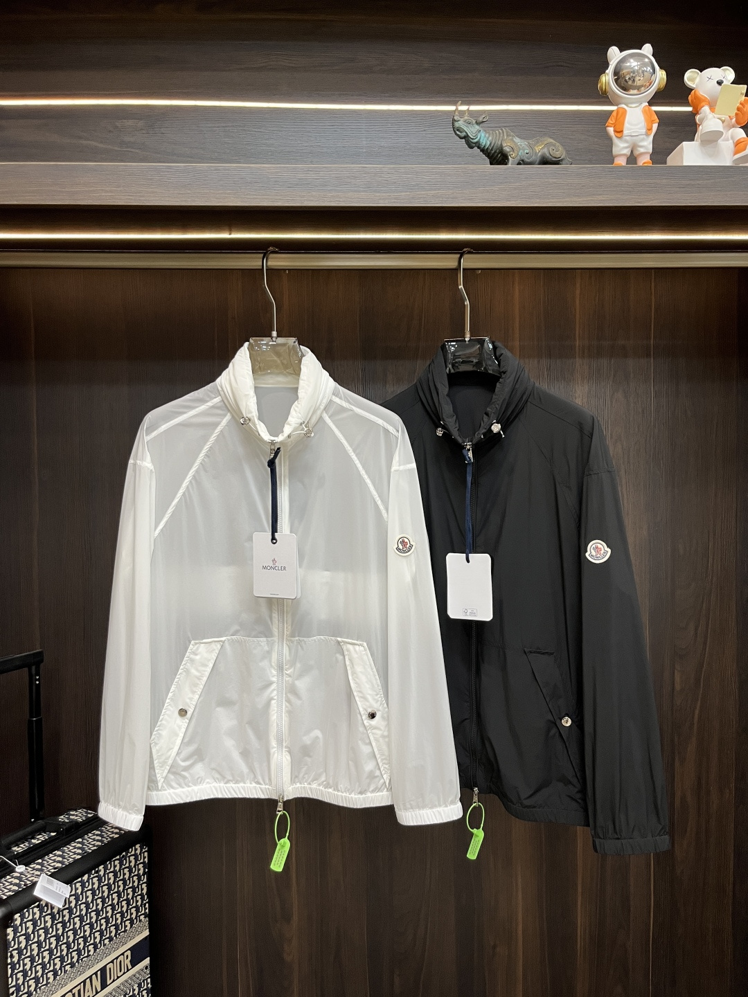 NO:140367,The main recommendation is the Moncler Spring New Jacket Jacket Mask Spring Stand Collar Casual Jacket!  Hidden hat design, the latest top official website original list, comfortable to wear, super texture, sports and casual thin jacket!  A must-have for travel, long wear, the overall design is fashionable and simple, and the zippered placket is designed with edges!  Symbolizes the highest quality of the brand, the original single brand [bad smile] classic eternal!  Accept any kind of test!  Size M~XXXL (model/125 catties wear M), christian louboutin, Moncler, jackets & coats, jackets & coats, hats, alexander wang19860909主推 Moncler 春季新款夹克外套蒙口春款立领休闲外套！隐藏帽设计,最新顶尖官网原单,穿着舒适 质感超强 运动休闲薄款夹克外套！出行必备,穿着时间长,整体设计时尚而简洁,拉链门襟处包边设计！象征了品牌至高的品质,原单大牌[坏笑] 经典永恒！接受任何形式的考验！尺码M～XXXL（模特/125斤穿M）,,christian louboutin,Moncler,jackets & coats,jackets & coats,hats,alexander wang,Men's clothing