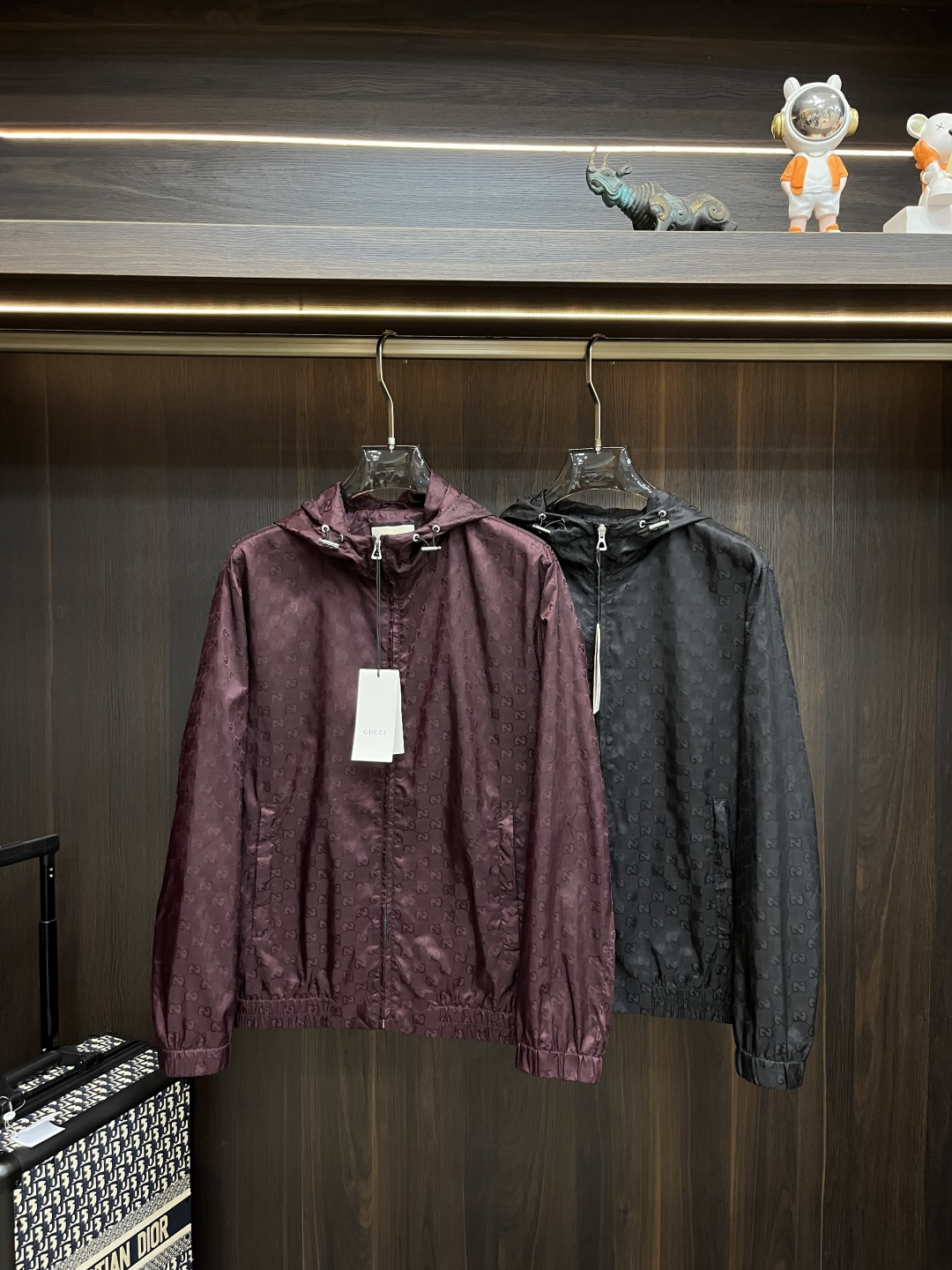 NO:160005,Gucci Spring New Jacket Gucci Spring Hooded Casual Jacket!  The latest top official website original list, comfortable to wear, super texture, sports and casual thin jacket!  A must-have for travel, long wear, the overall design is fashionable and simple, and the zippered placket is designed with edges!  Symbolizes the highest quality of the brand, the original single brand [bad smile] classic eternal!  Accept any kind of test!  Size M~XXXL (model 175/125 catties wear M)/9956 H2025 new model first release, gucci, gucci, jackets & coats, jackets & coats, hats, alexander wang19860909Gucci 春季新款夹克外套古驰春款连帽休闲外套！最新顶尖官网原单,穿着舒适 质感超强 运动休闲薄款夹克外套！出行必备,穿着时间长,整体设计时尚而简洁,拉链门襟处包边设计！象征了品牌至高的品质,原单大牌[坏笑] 经典永恒！接受任何形式的考验！ 尺码M～XXXL（模特175/125斤穿M）/9956 H2025新款首发,,gucci,gucci,jackets & coats,jackets & coats,hats,alexander wang,Men's clothing