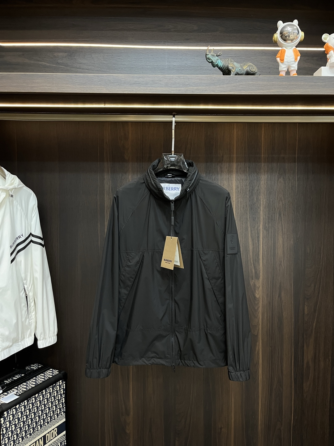 NO:162812,The main recommendation is Burberry Spring New Jacket Jacket Burberry Spring Stand Collar Casual Jacket!  Hidden hat design, the latest top official website original list, comfortable to wear, super texture, sports and casual thin jacket!  A must-have for travel, long wear, the overall design is fashionable and simple, and the zippered placket is designed with edges!  Symbolizes the highest quality of the brand, the original single brand [bad smile] classic eternal!  Accept any kind of test!  Size M~XXXL (model 175/125 catties wear M) H2025 new model first release, burberry, burberry, jackets & coats, jackets & coats, hats, alexander wang19860909主推 Burberry 春季新款夹克外套巴宝莉春款立领休闲外套！隐藏帽设计,最新顶尖官网原单,穿着舒适 质感超强 运动休闲薄款夹克外套！出行必备,穿着时间长,整体设计时尚而简洁,拉链门襟处包边设计！象征了品牌至高的品质,原单大牌[坏笑] 经典永恒！接受任何形式的考验！ 尺码M～XXXL（模特175/125斤穿M） H2025新款首发,,burberry,burberry,jackets & coats,jackets & coats,hats,alexander wang,Men's clothing