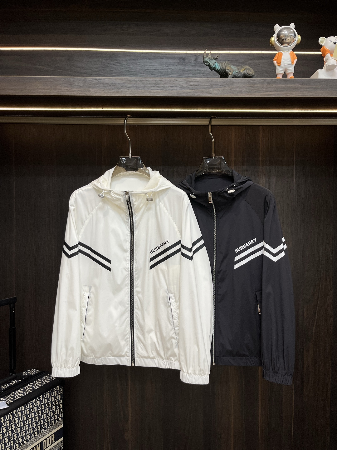 NO:135521,Burherry Spring New Jacket Burberry Spring Hooded Casual Jacket!  The latest top official website original list, comfortable to wear, super texture, sports and casual thin jacket!  A must-have for travel, long wear, the overall design is fashionable and simple, and the zippered placket is designed with edges!  Symbolizes the highest quality of the brand, the original single brand [bad smile] classic eternal!  Accept any kind of test!  Size M~XXXL (model 175/125 catties wear M) dm, burberry, burberry, jackets & coats, jackets & coats, hats, alexander wang19860909Burherry 春季新款夹克外套巴宝莉春款连帽休闲外套！最新顶尖官网原单,穿着舒适 质感超强 运动休闲薄款夹克外套！出行必备,穿着时间长,整体设计时尚而简洁,拉链门襟处包边设计！象征了品牌至高的品质,原单大牌[坏笑] 经典永恒！接受任何形式的考验！尺码M～XXXL（模特175/125斤穿M）dm,,burberry,burberry,jackets & coats,jackets & coats,hats,alexander wang,Men's clothing