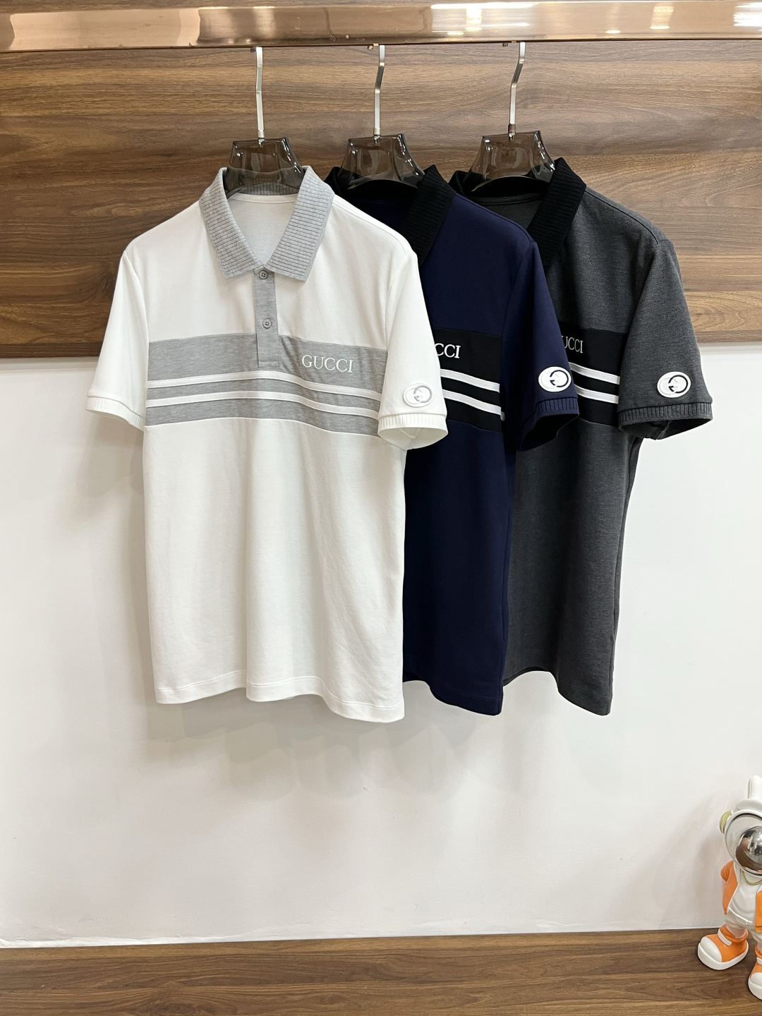 NO:155620,The main recommendation Gucci ss early spring new model released Burberry new lapel short-sleeved T-shirt, logo embroidery, it is comfortable and comfortable to wear, lazy and casual, combined with clean and simple colors, it is particularly pleasing to look, suitable for daily wear~ I love to launch sports items embellished with vitality prints to welcome the arrival of the warm season. Size M-XXXL is complete with three standards, shipped the next day, new model first, burberry, gucci, gucci, T-shirt, tees, t-shirt, alexander wang19860909主推 Gucci 古驰 ss早春新款发布巴宝莉新款翻领短袖T恤,logo刺绣,穿上就是舒适自在又显瘦的存在,慵懒而随性,结合干净简单的色系就特别耐看,适合日常穿着~倾情推出缀饰活力印花的运动单品,迎接温暖季节的到来. 尺码M-XXXL 三标齐全 隔天出货 H新款首发,,burberry,gucci,gucci,T-shirt,tees，t-shirt,alexander wang,Men's clothing